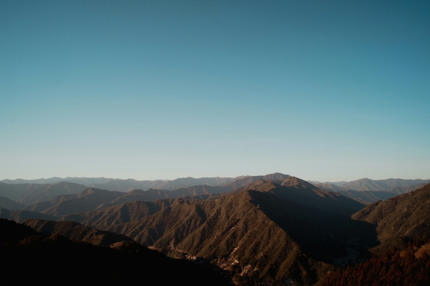 山稜と重なる稜線が広がる夕暮れの山並み