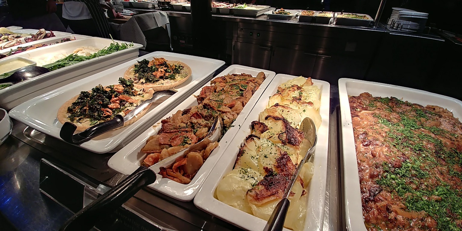 Meja buffet dengan berbagai hidangan