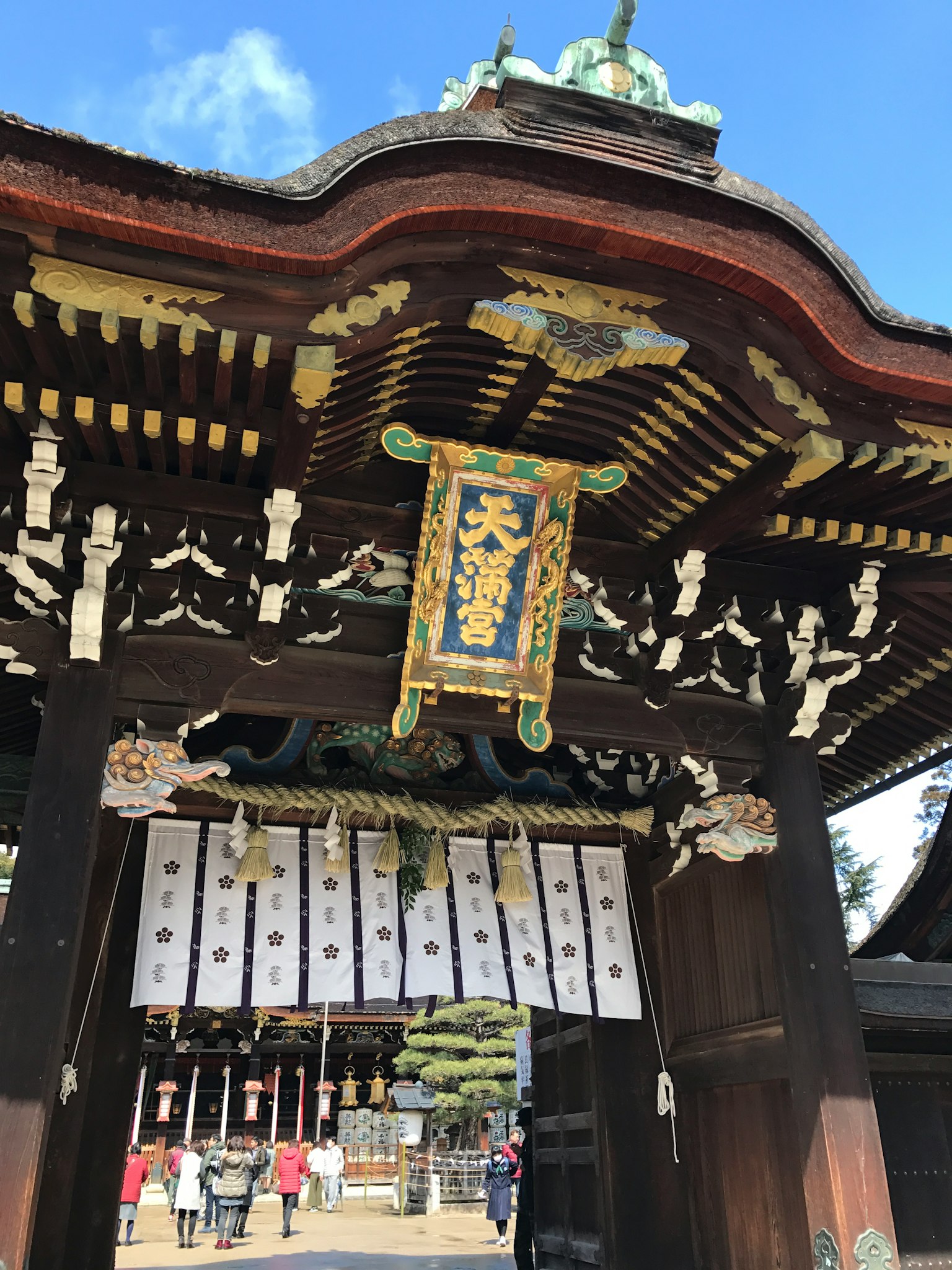 神社大門的圖像，具有複雜的裝飾和傳統設計