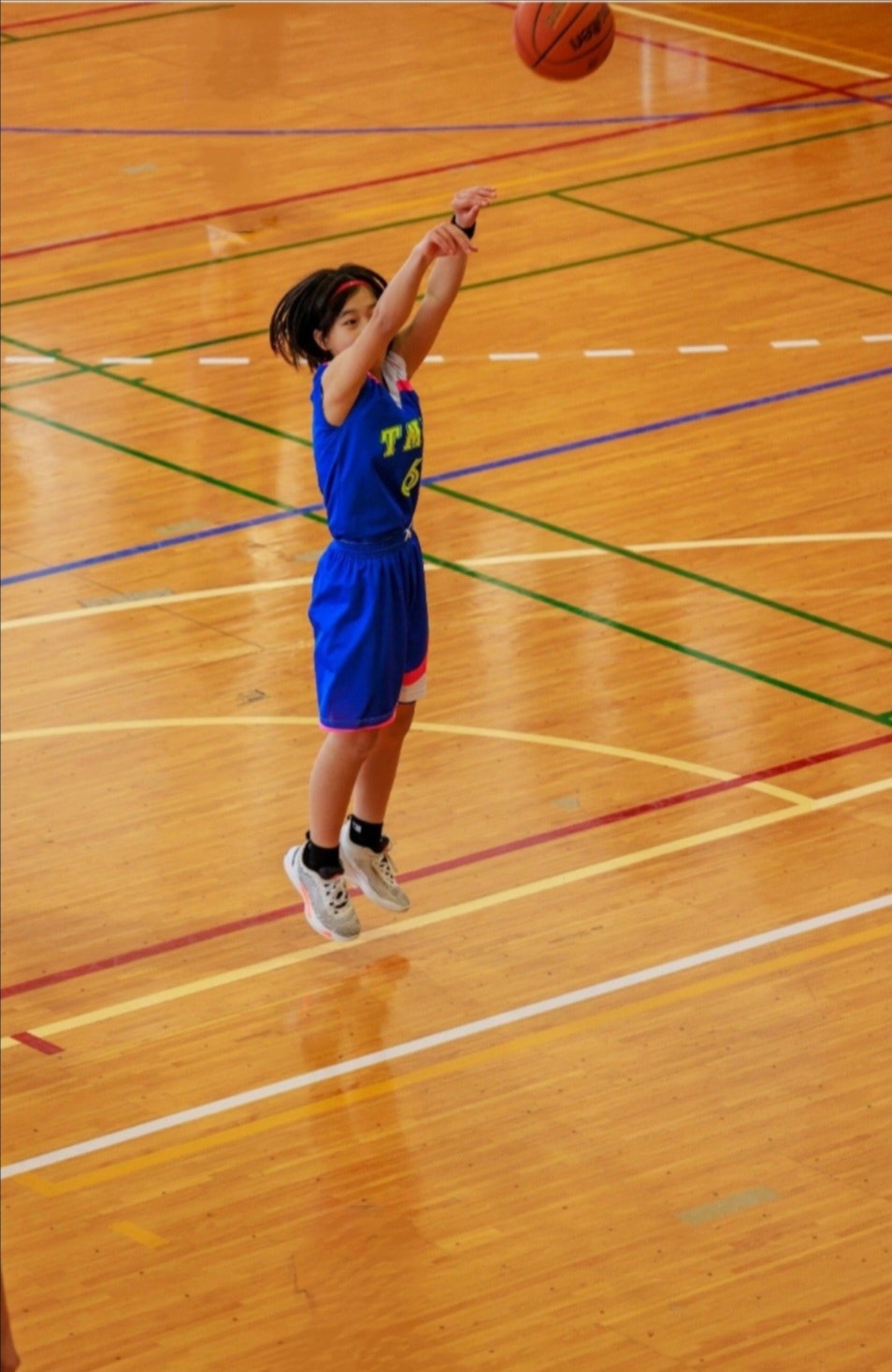 entraînement de lancer franc au basket dans une salle de sport
