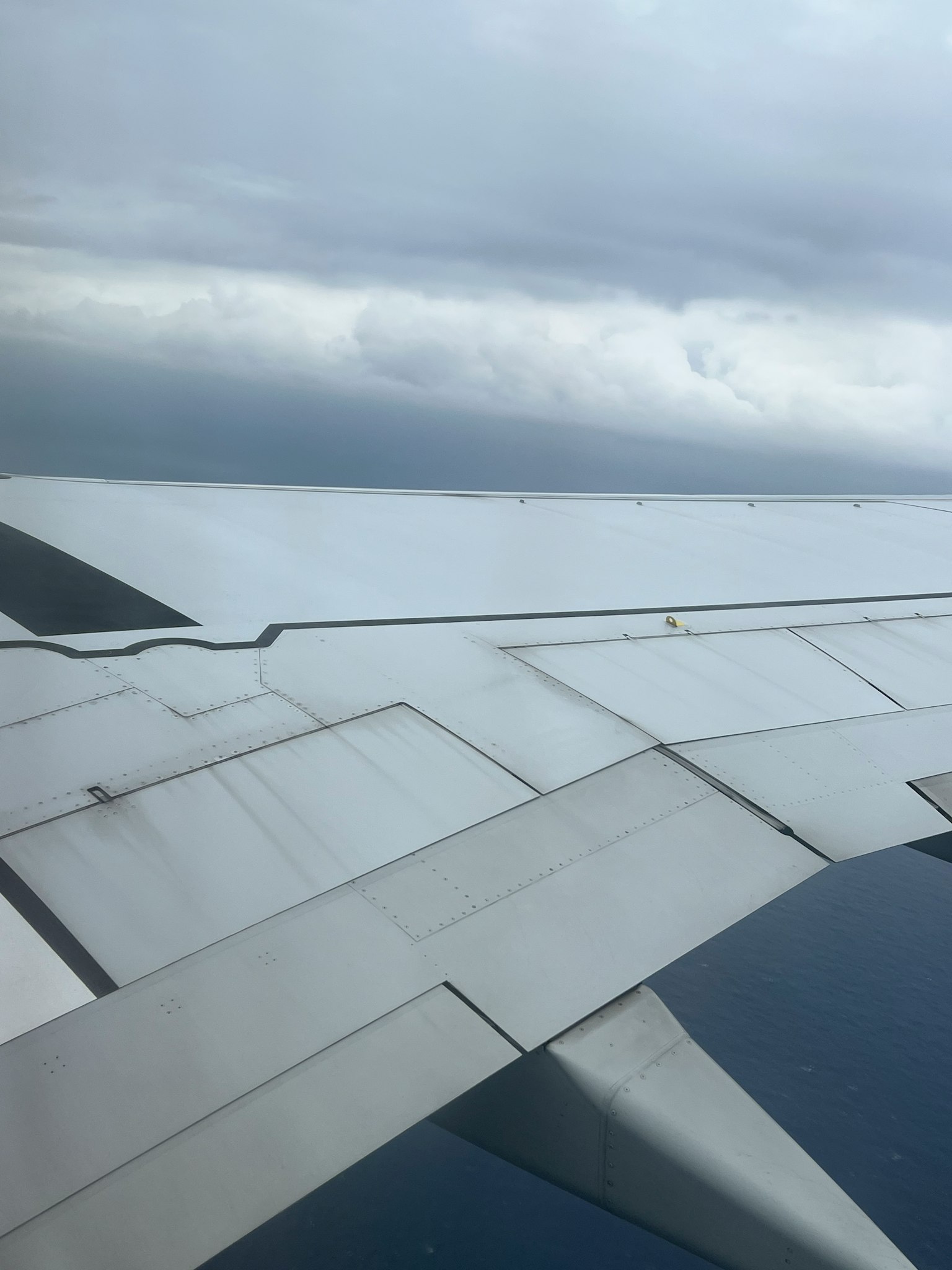 Vista dell'ala di un aereo con cielo nuvoloso