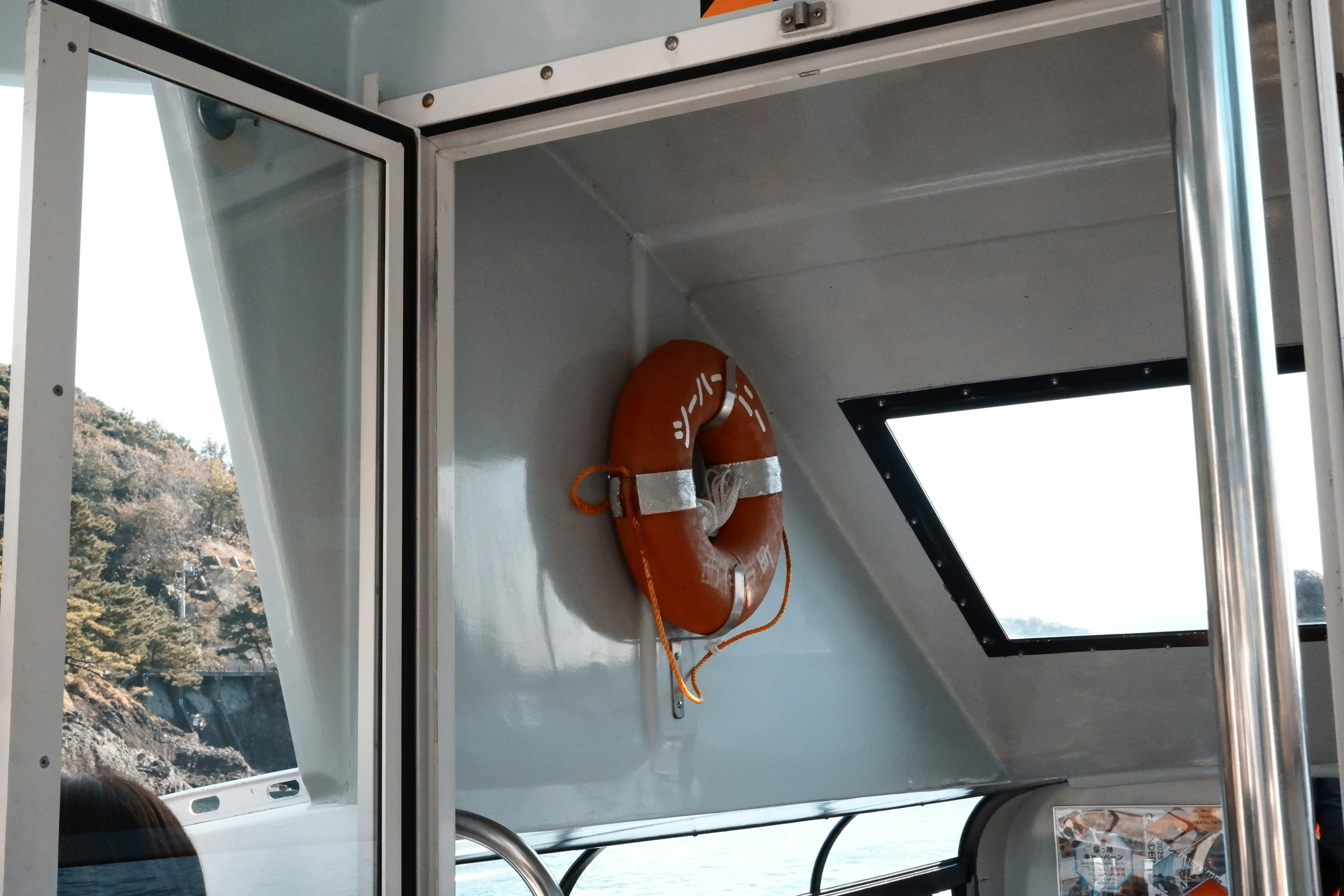 Rettungsring im Inneren eines Bootes nahe dem Fenster