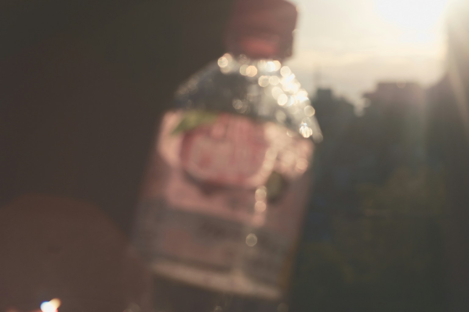 Botol air kabur dengan cahaya di latar belakang