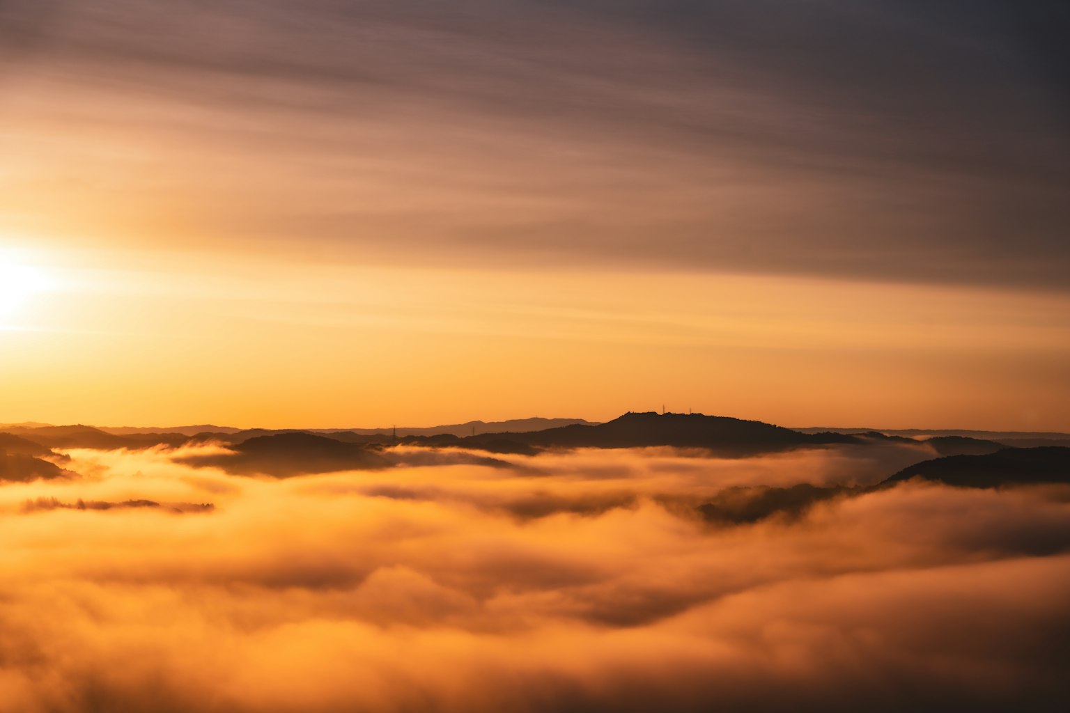 美麗的風景，夕陽照耀著雲層