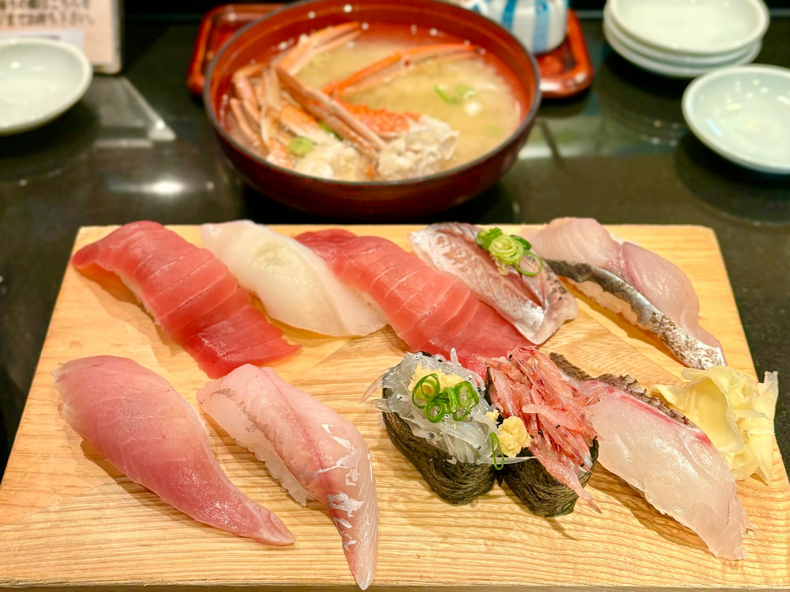 ซูชิสดจัดเรียงบนไม้