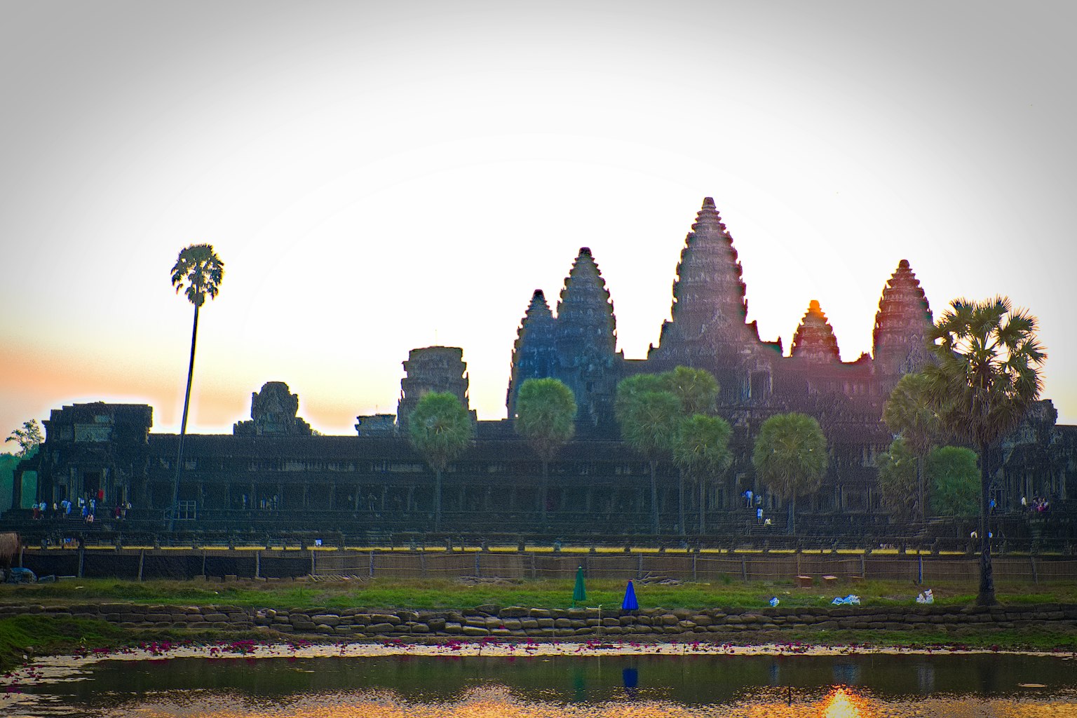 เงาของอังกอร์วัดที่ถูกแสงพระอาทิตย์ตกส่องสว่าง