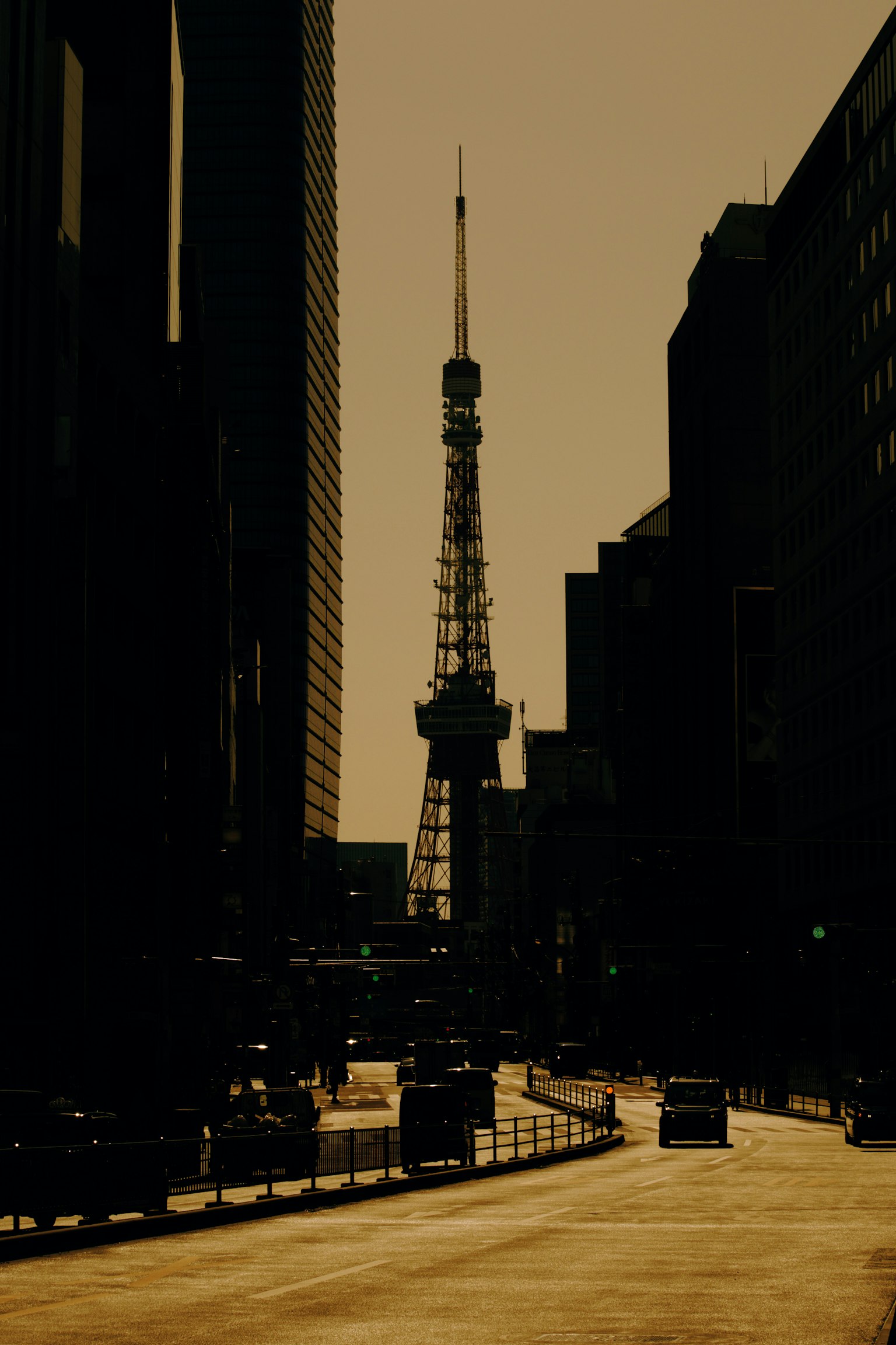 暗い街並みの中にそびえる東京タワーのシルエット