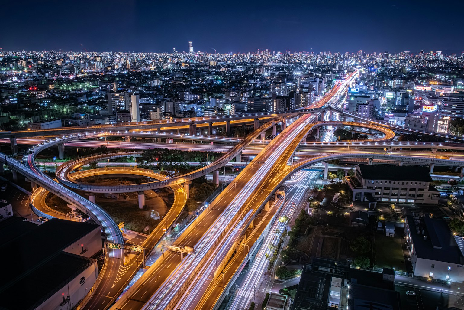 도쿄의 야경과 복잡한 고속도로 교차로