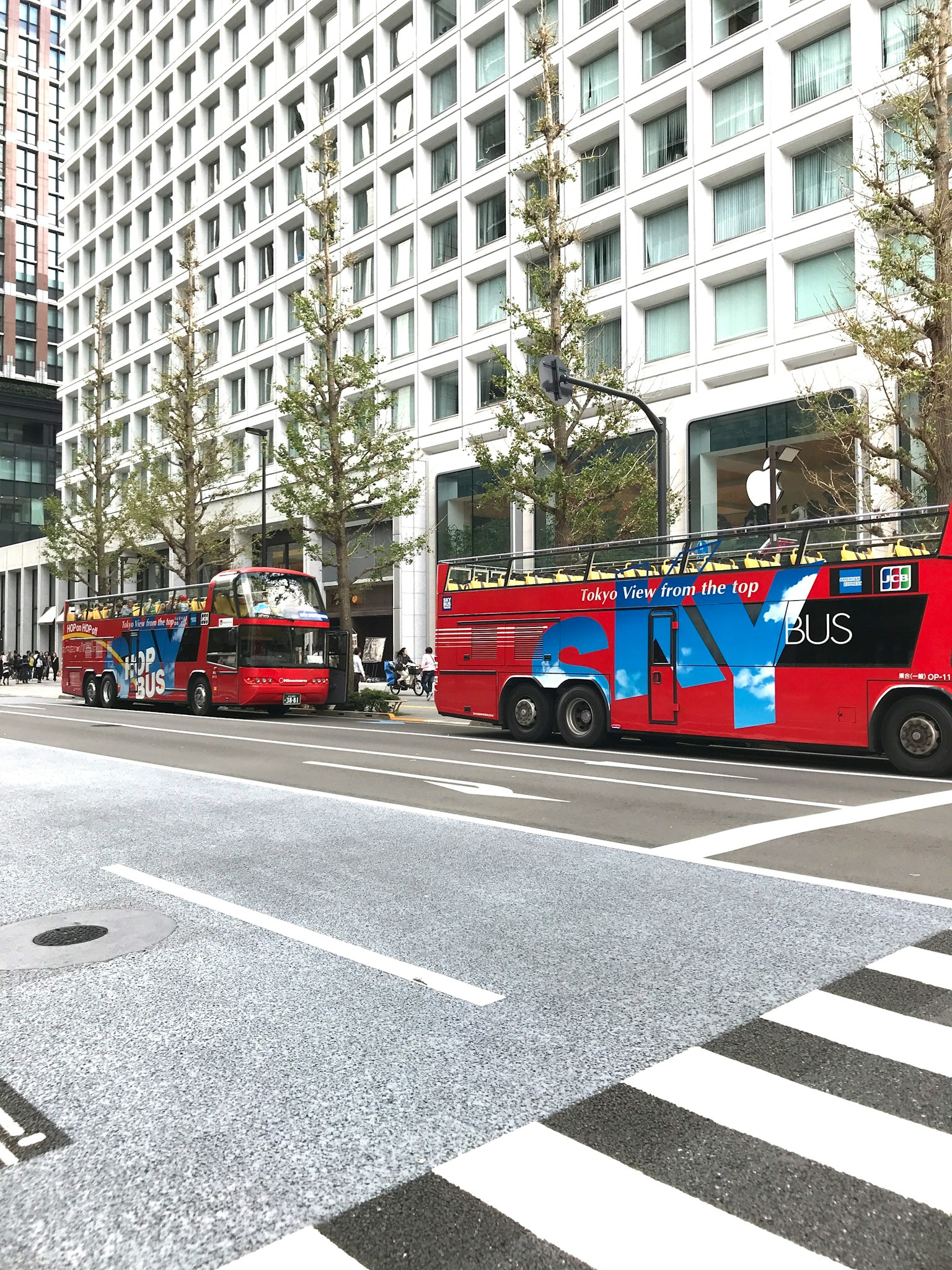 Des bus à impériale rouges alignés dans une rue de la ville