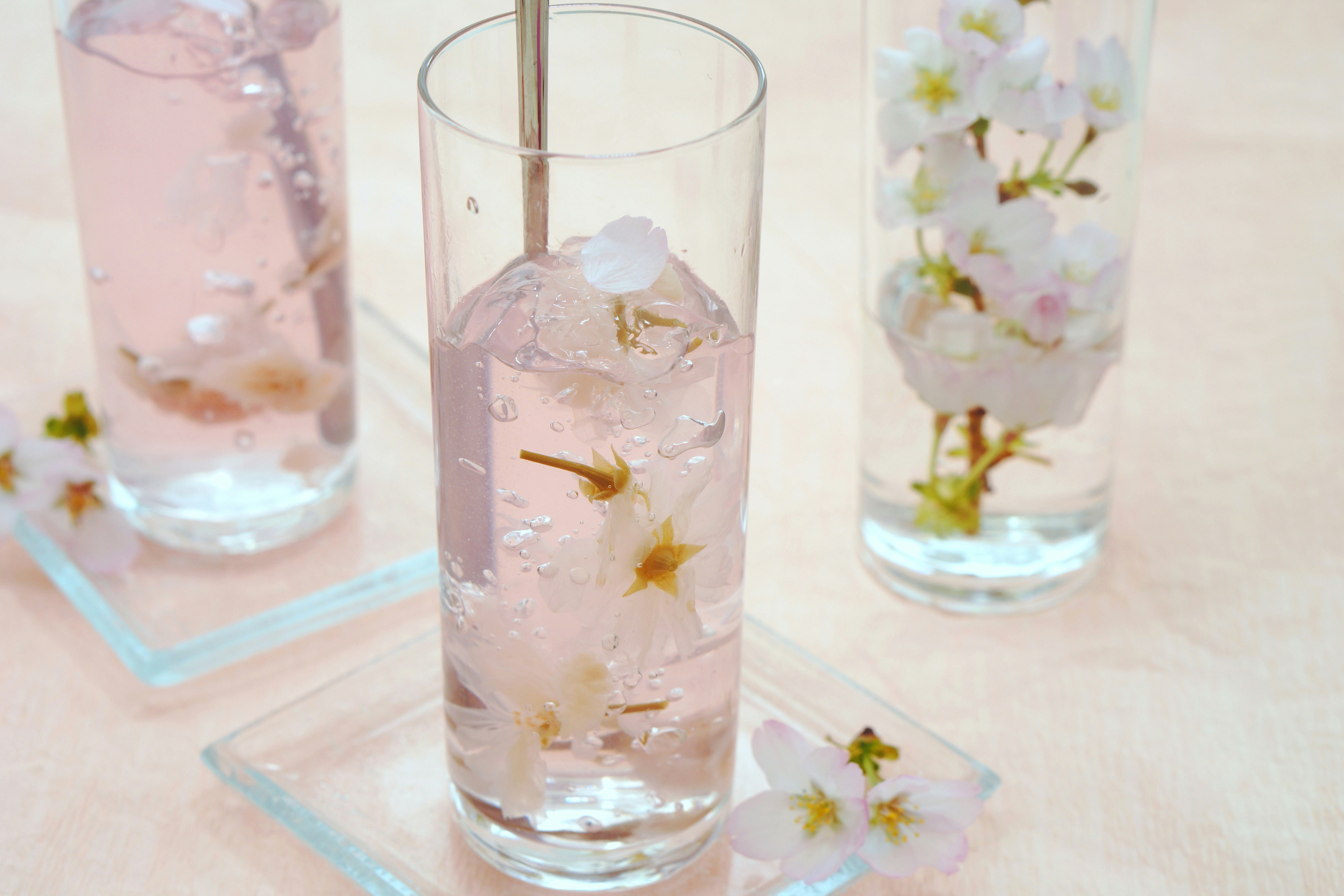 花びら入りの透明な飲み物グラスのテーブル画像