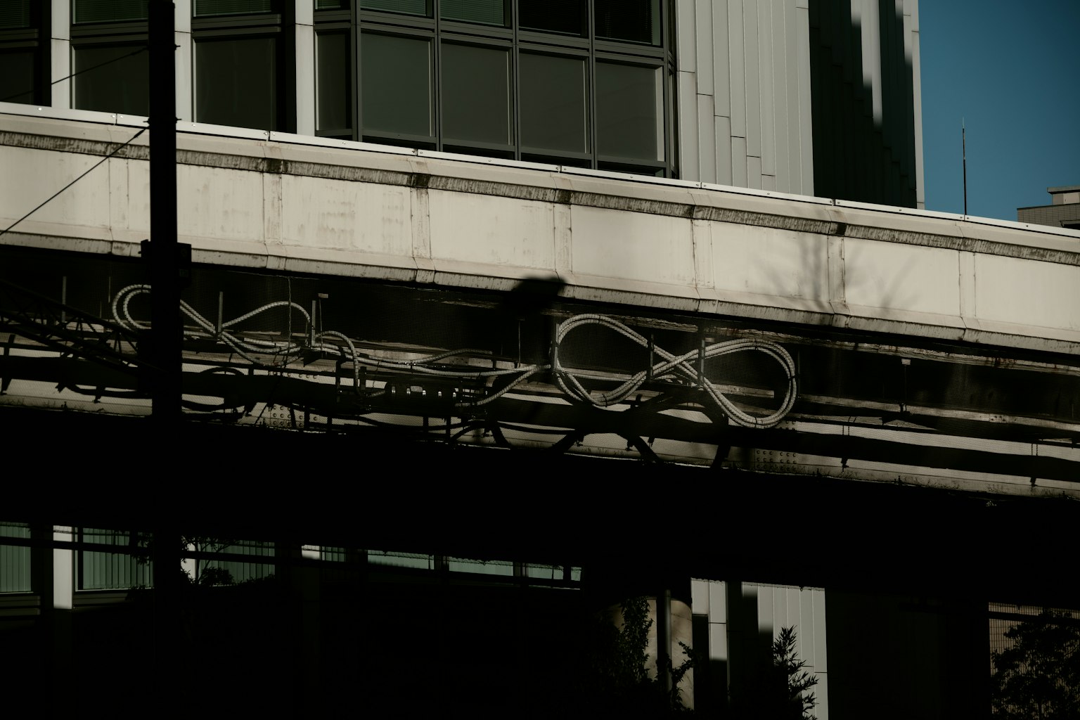 建築上黑色背景上的白色自行車輪廓藝術