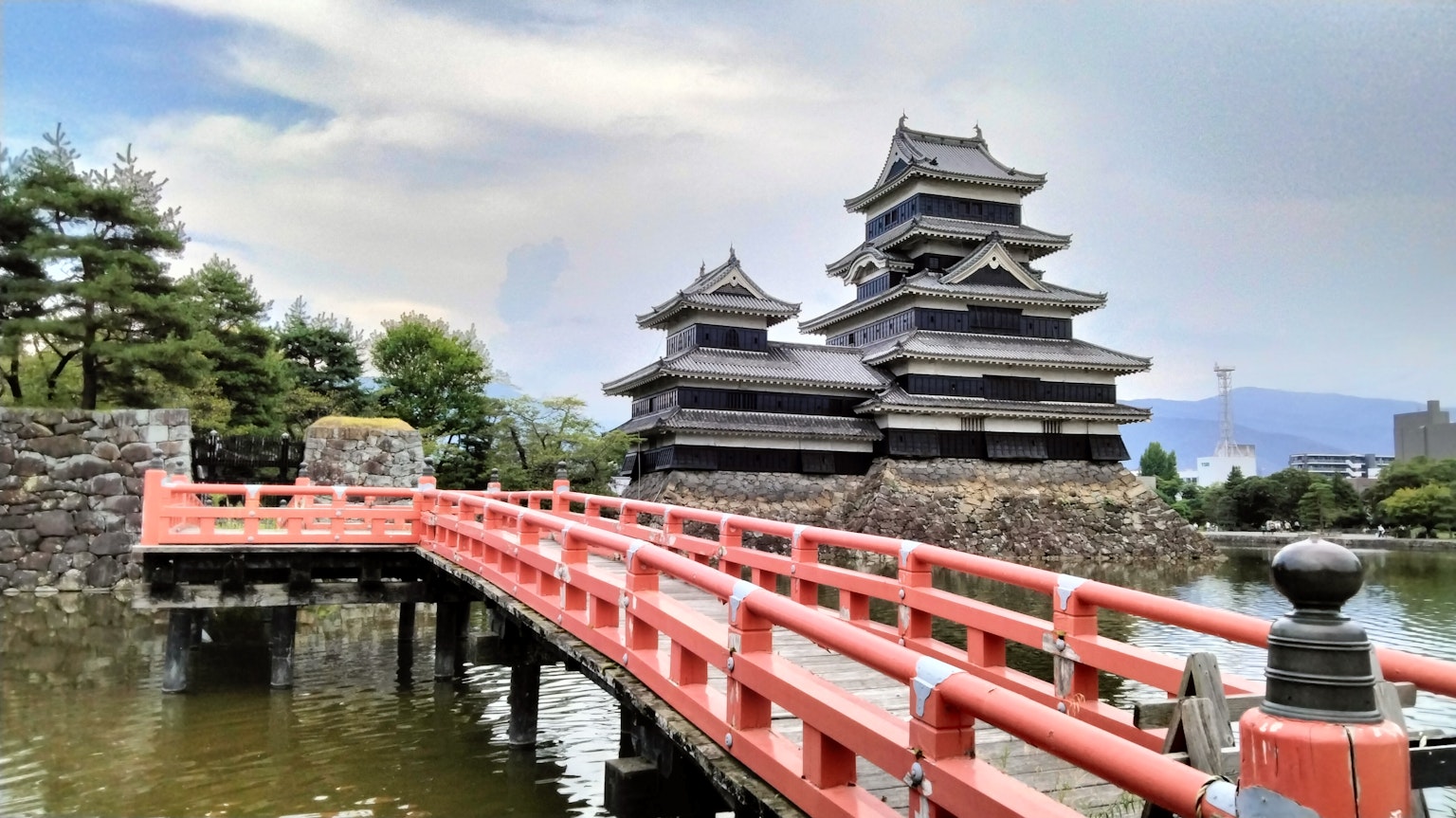 松本城与红桥的美丽景观