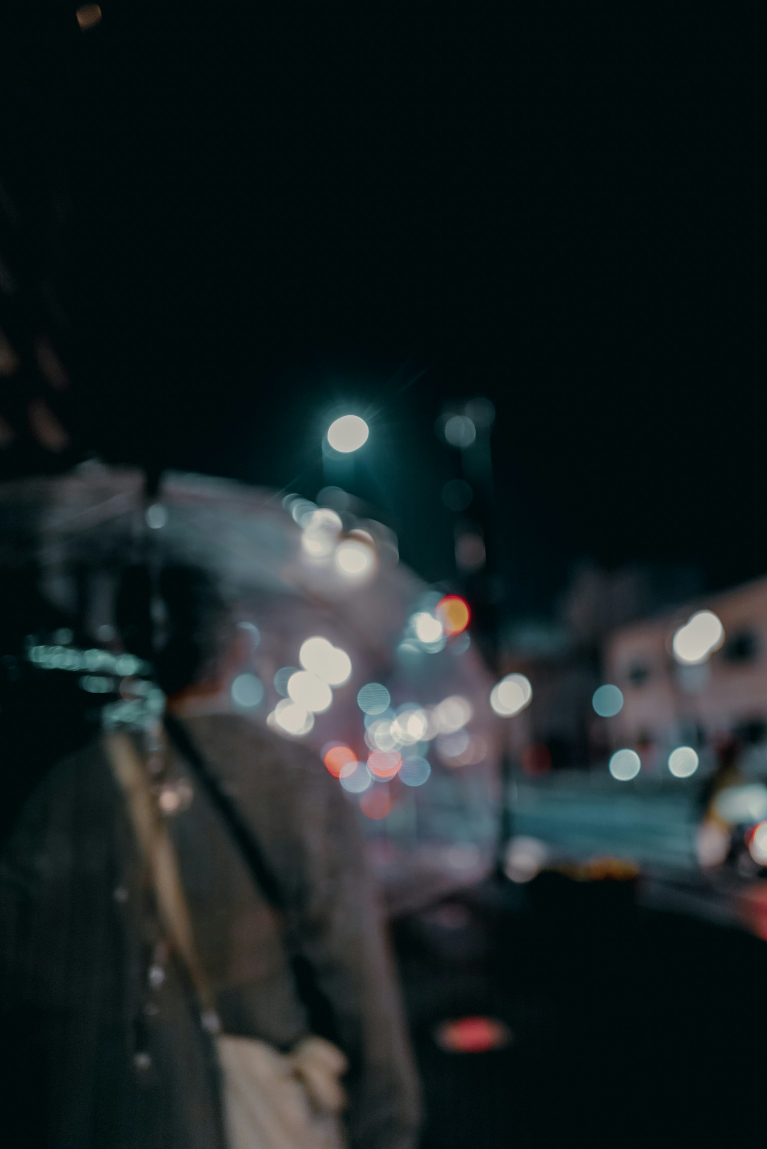夜晚走動的身影與模糊的路燈