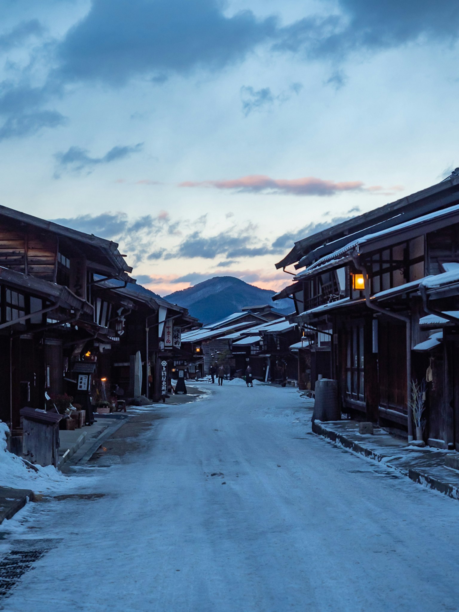 被雪覆盖的安静街道与传统日本建筑