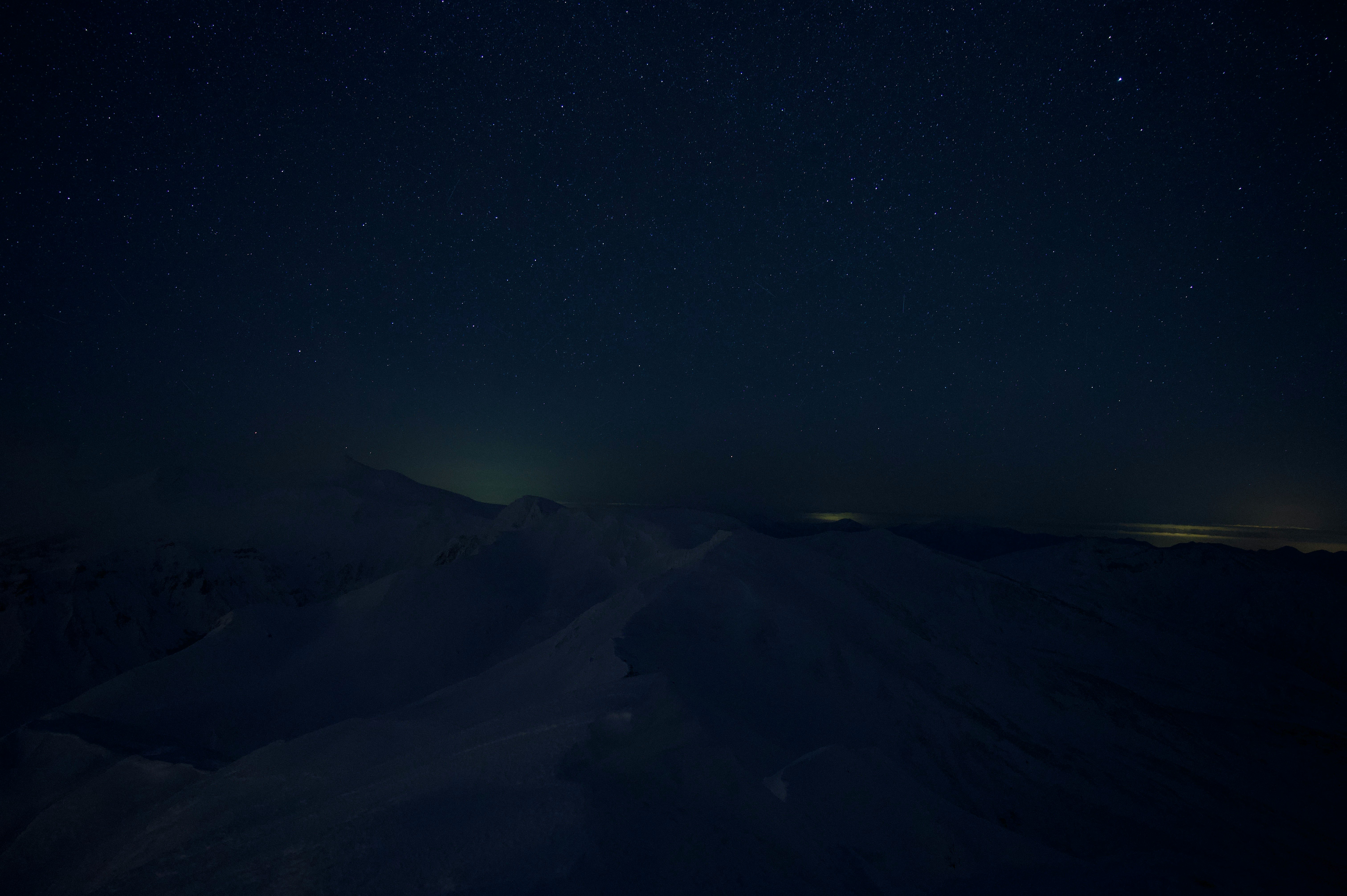 星空下的山稜夜景