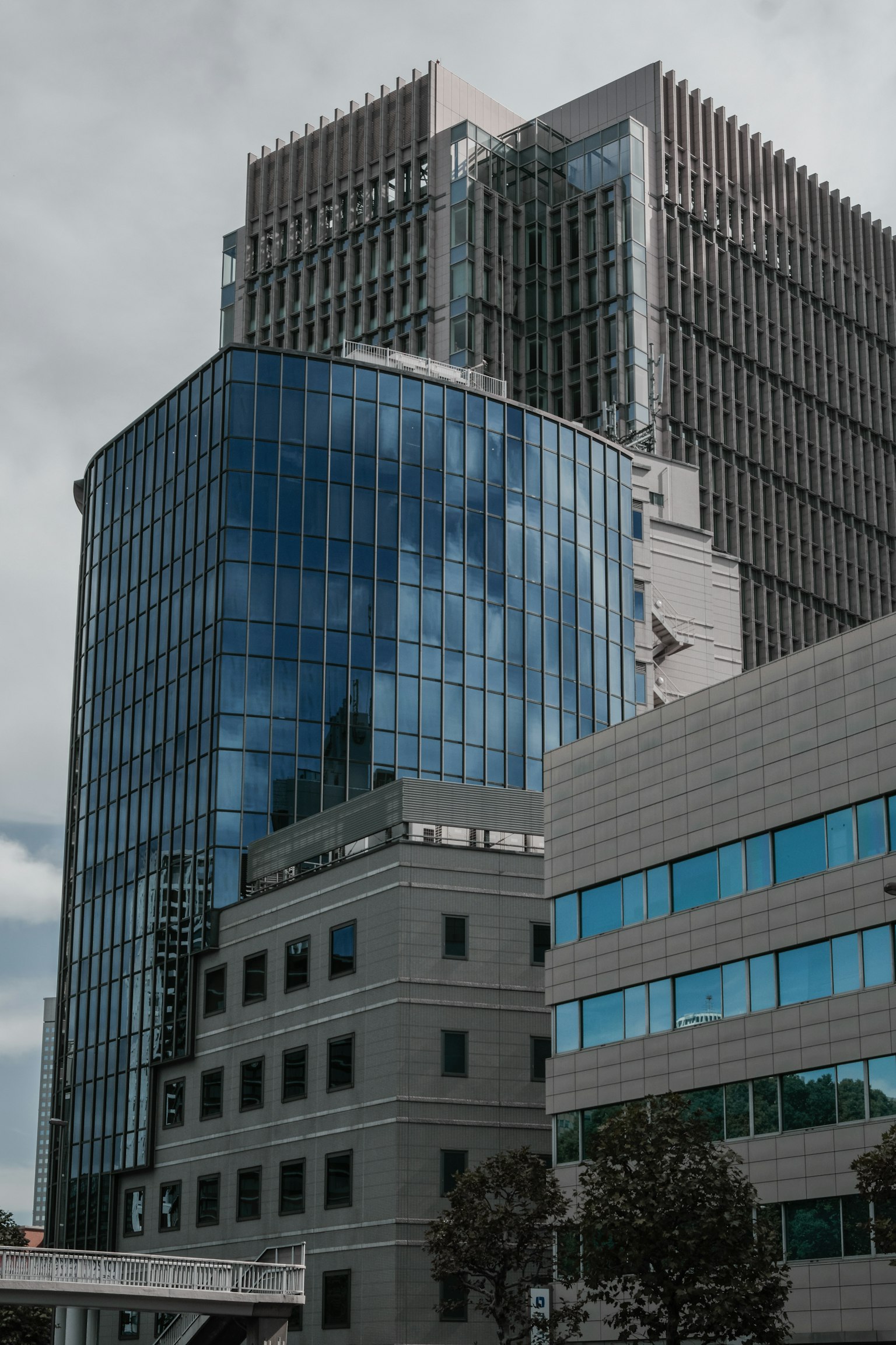 现代建筑，复杂的建筑风格和玻璃反射