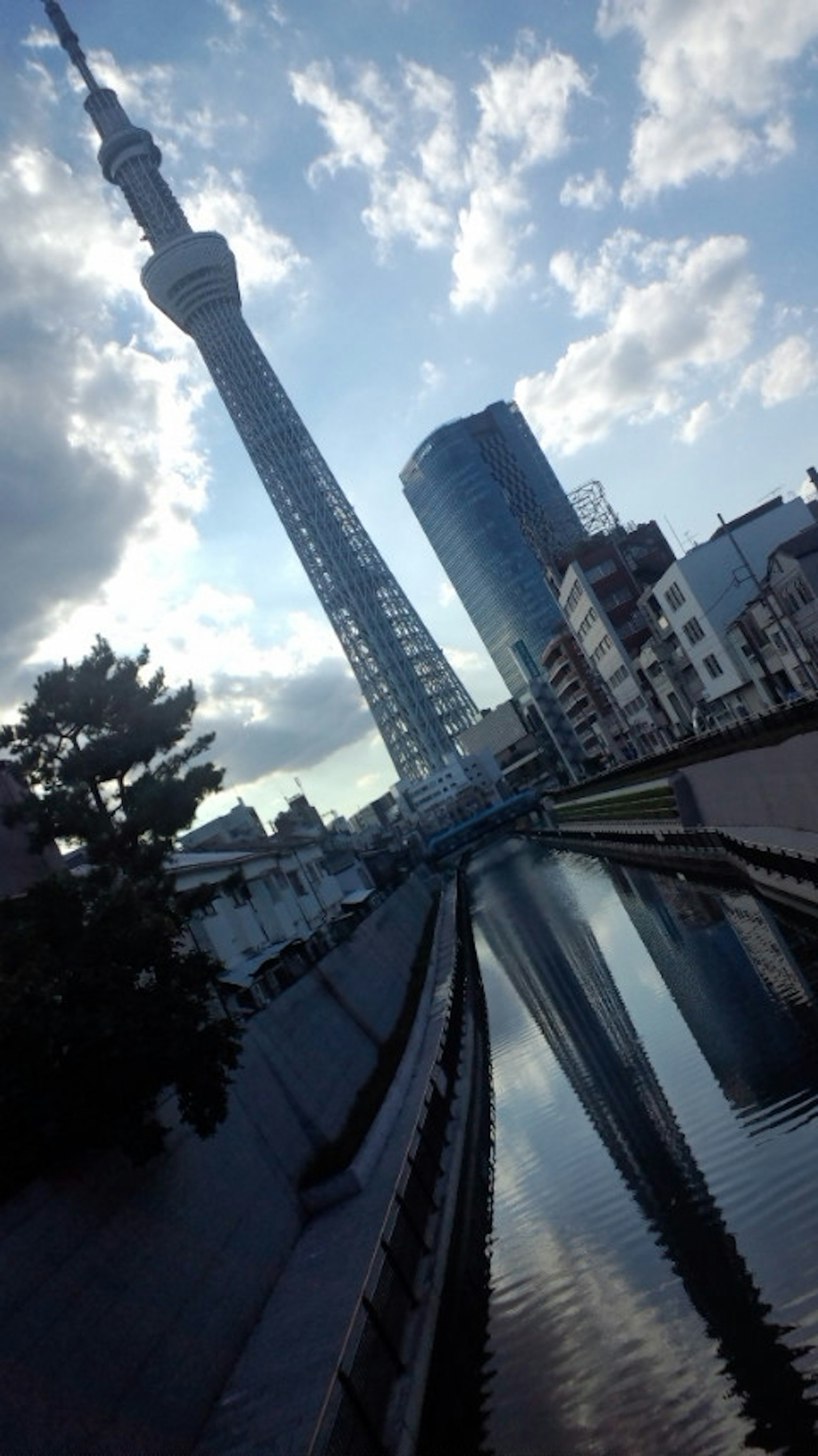 Tokyo Skytree dan bangunan sekitar yang dipantulkan di sungai