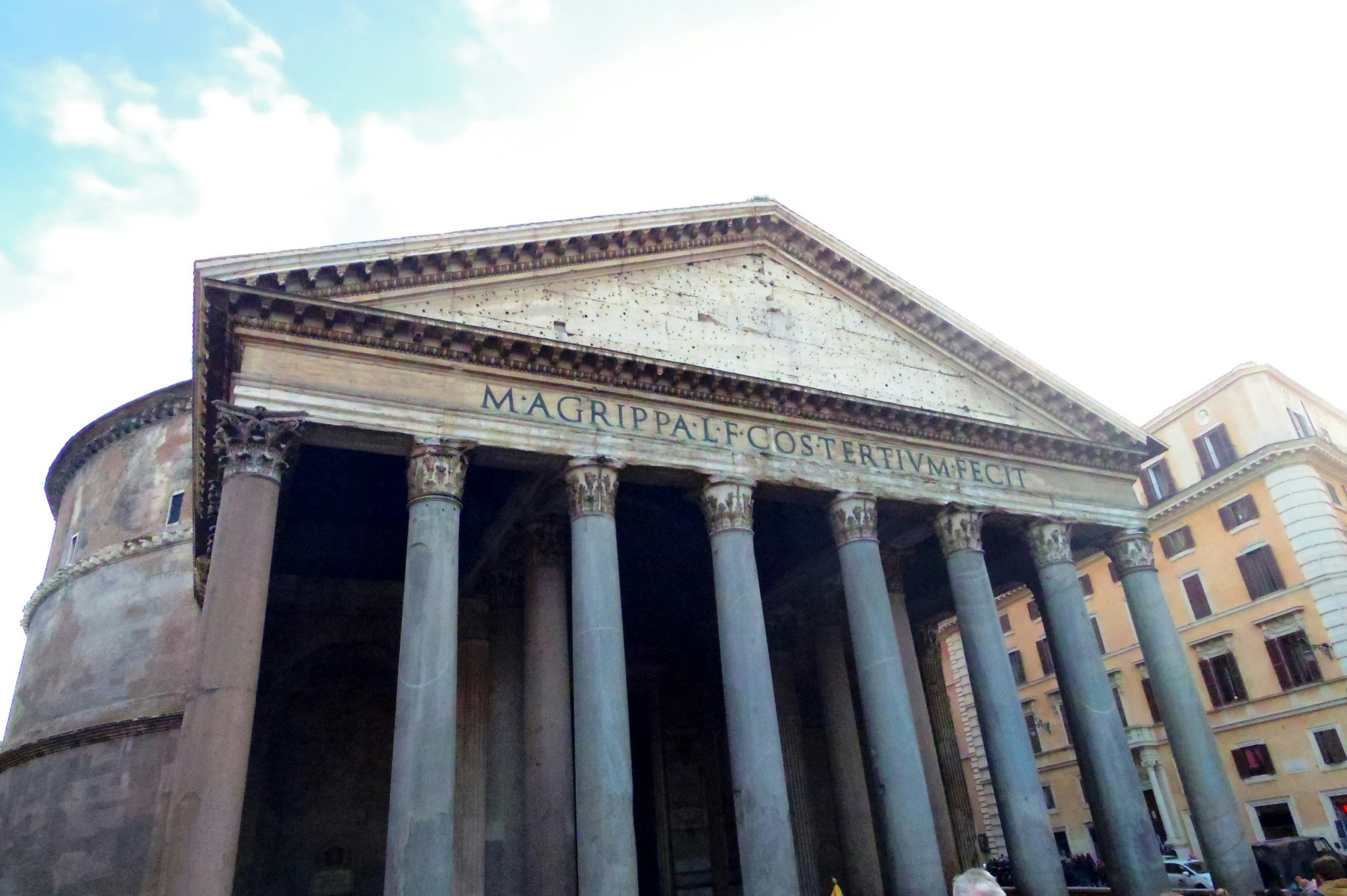 fachada de un edificio clásico con altas columnas