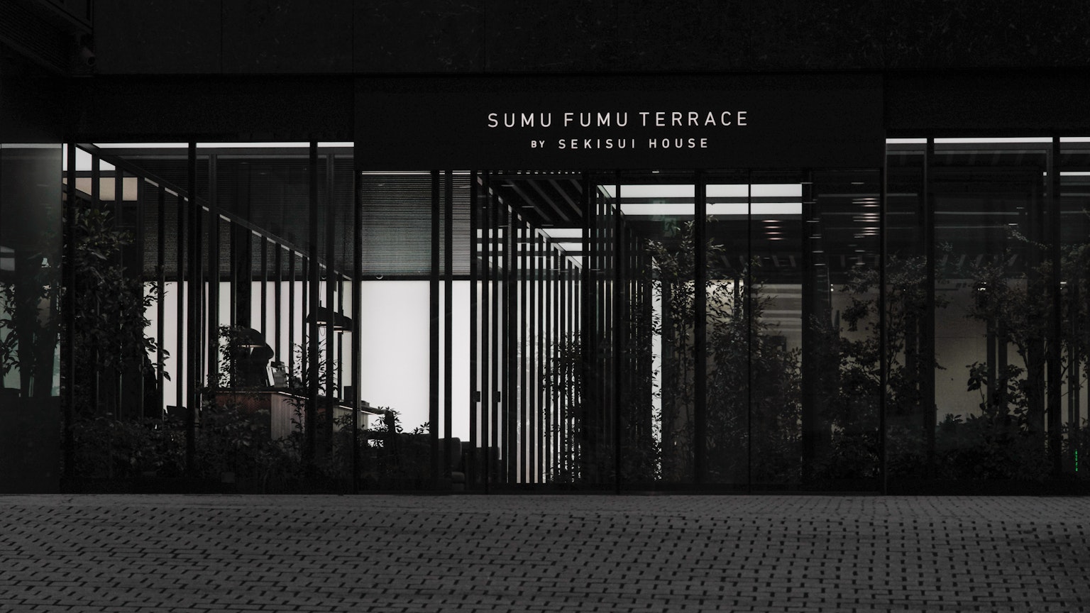 現代的Sumo Fumi Terrace外觀，配有玻璃立面