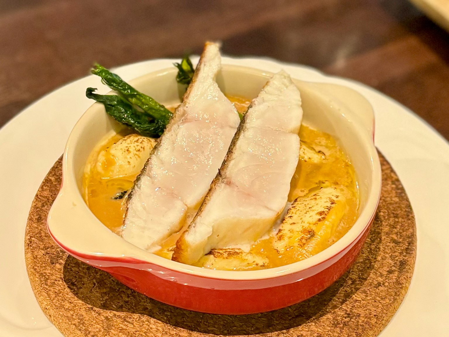 Zuppa cremosa con filetto di pesce e verdure grigliate