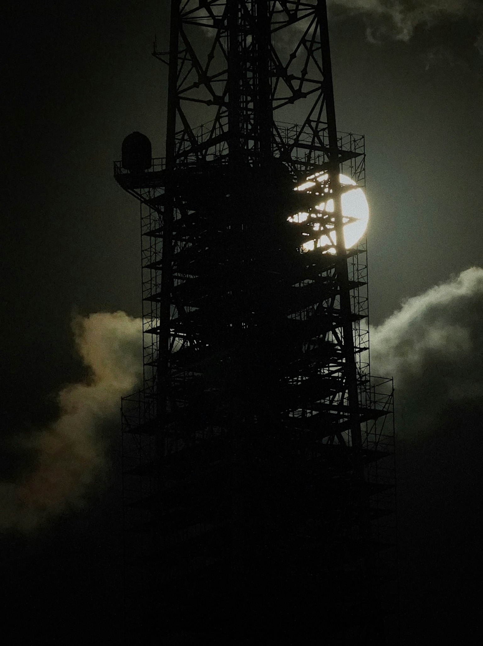夜空中與月亮的通信塔輪廓