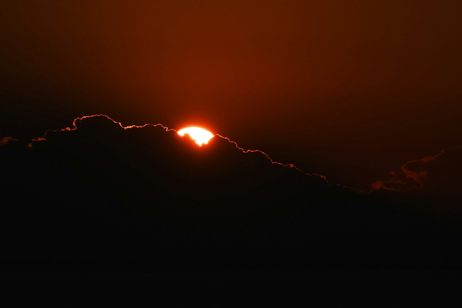 美麗的日落，太陽從雲後露出