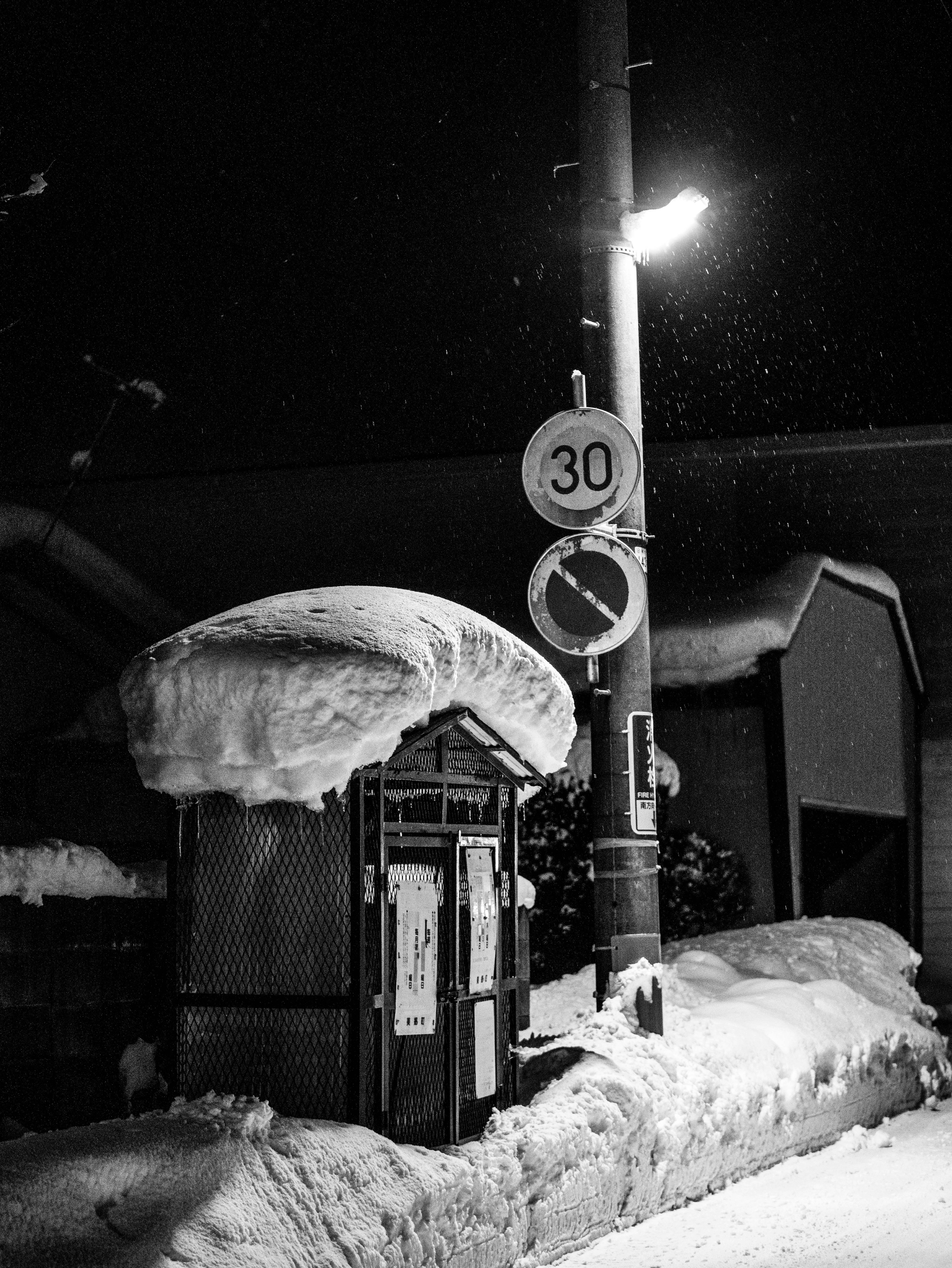 下雪的夜晚小巷裡有小門和路牌