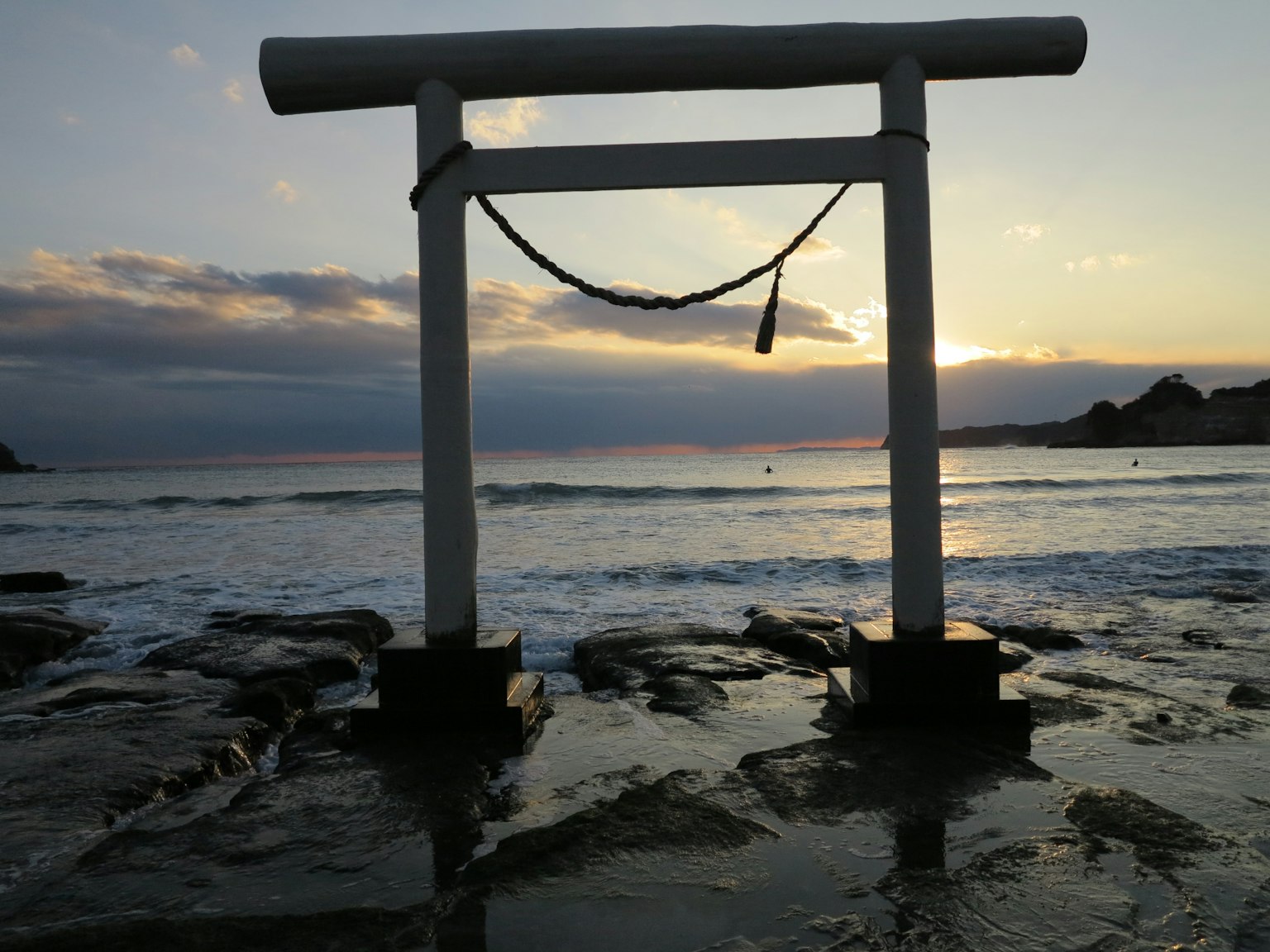 海滩上的白色鸟居和美丽的日落