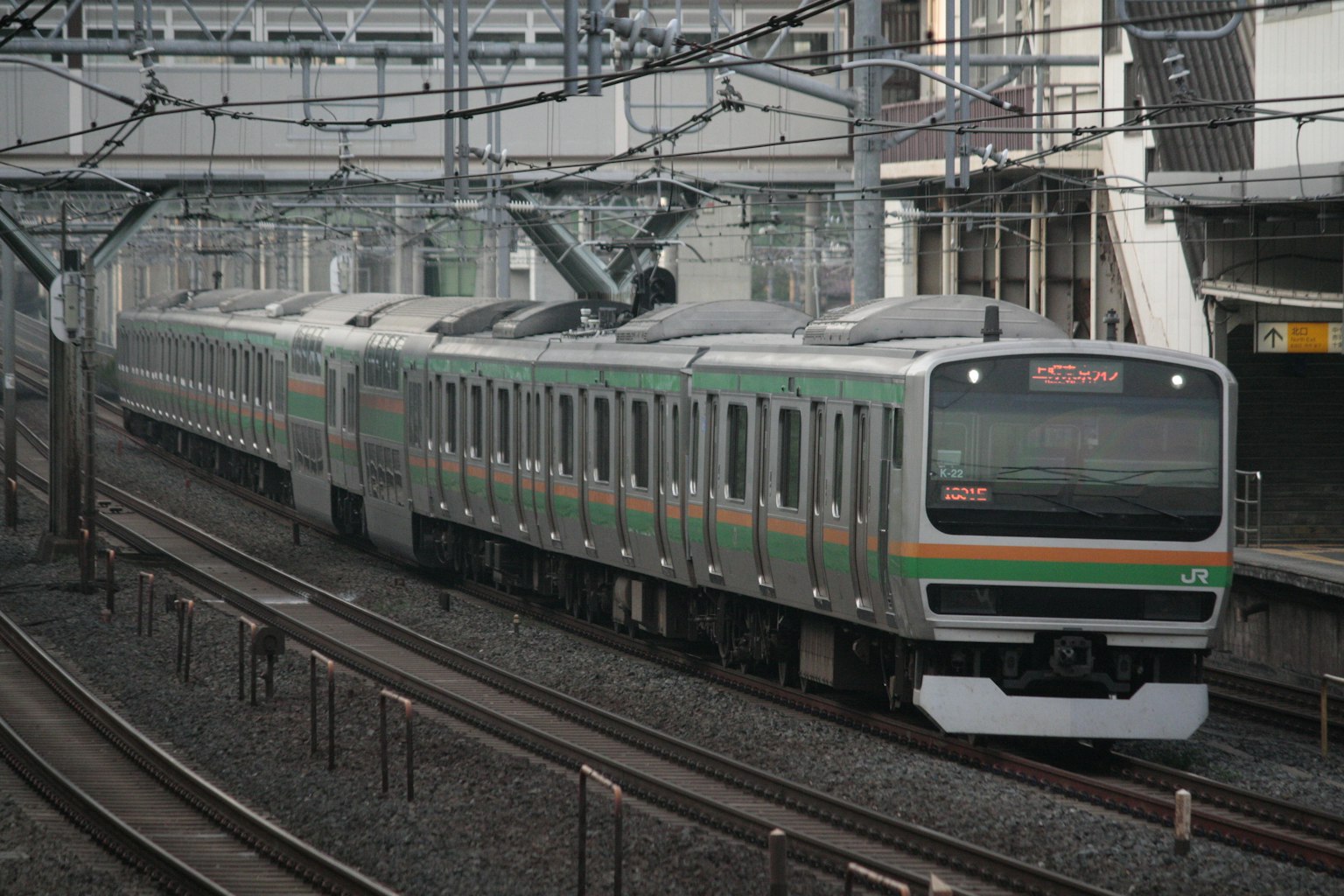 Sebuah kereta Jepang yang melintas di rel dengan kabel overhead