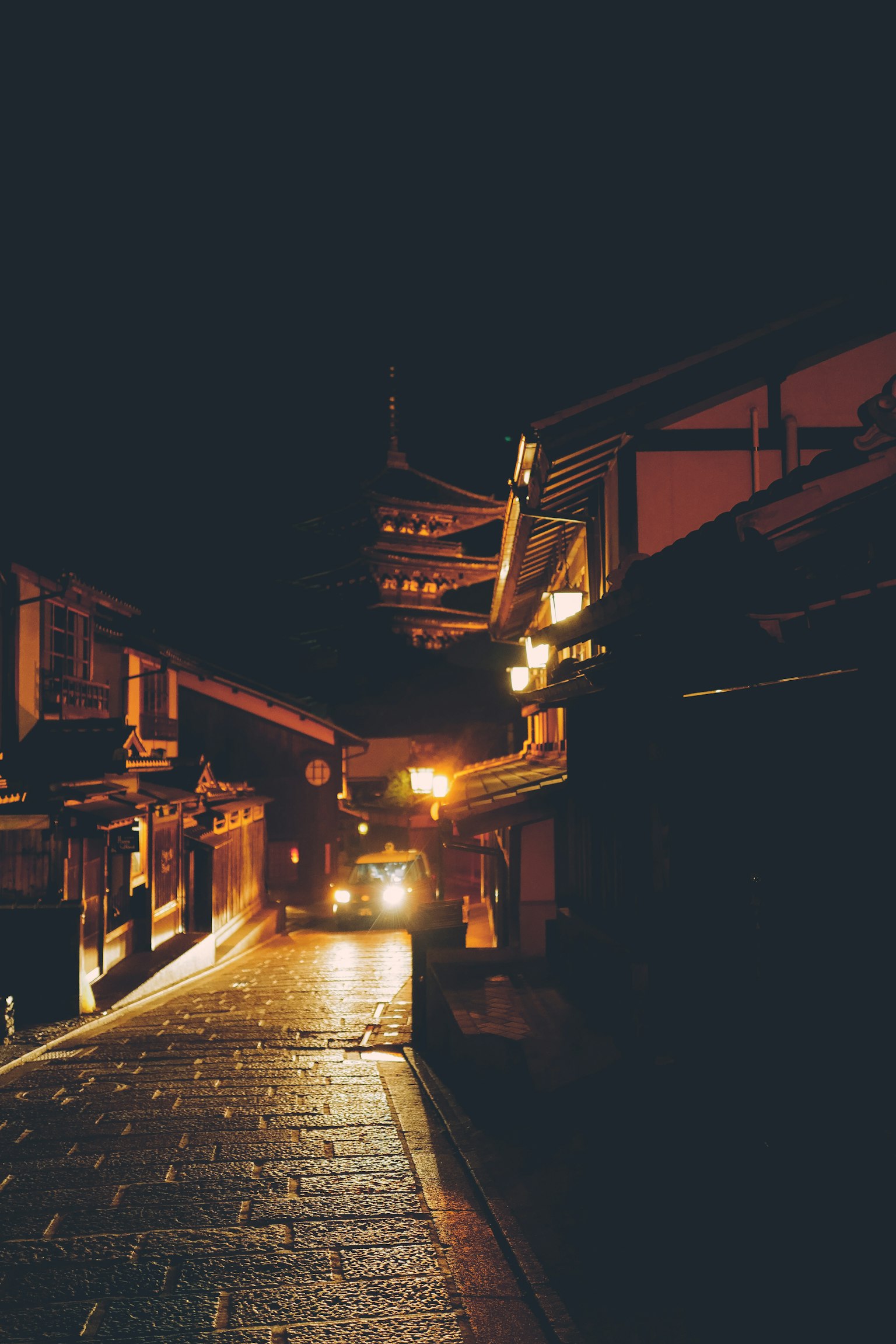 Escena de calle tranquila por la noche con luces cálidas