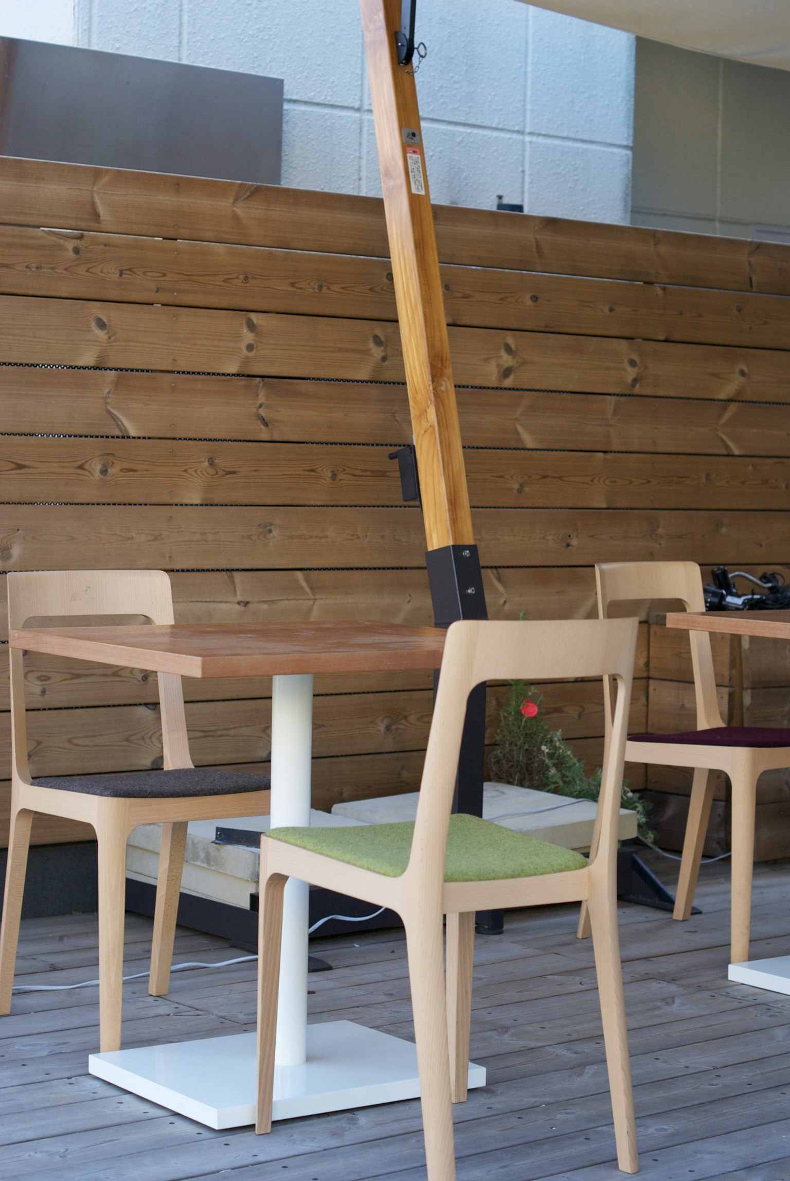 Interno di un caffè con tavolo e sedie in legno su sfondo di muro in legno