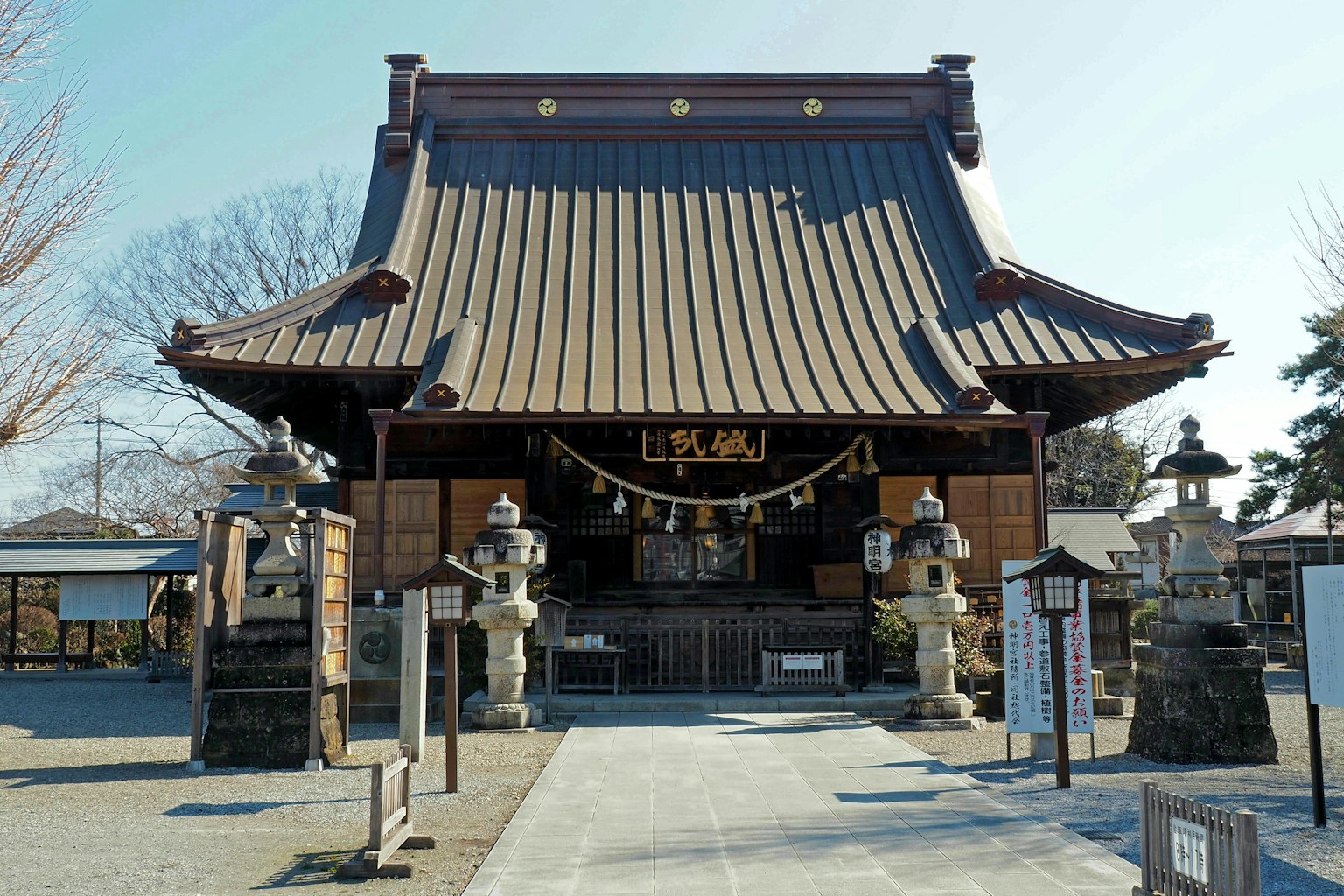传统日本寺庙外观 铜屋顶和木结构 石灯笼和小路