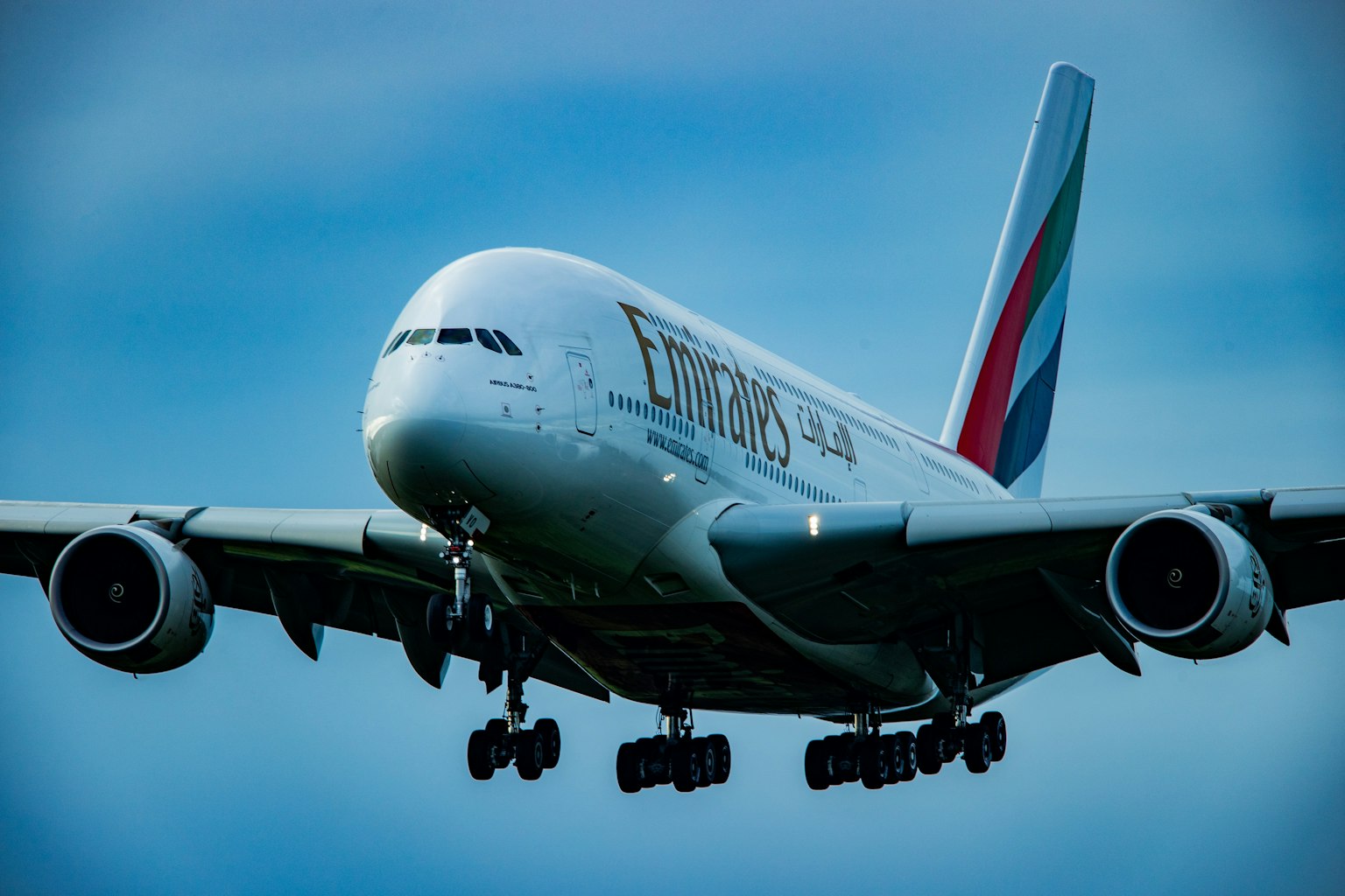 Aereo A380 di Emirates che vola nel cielo
