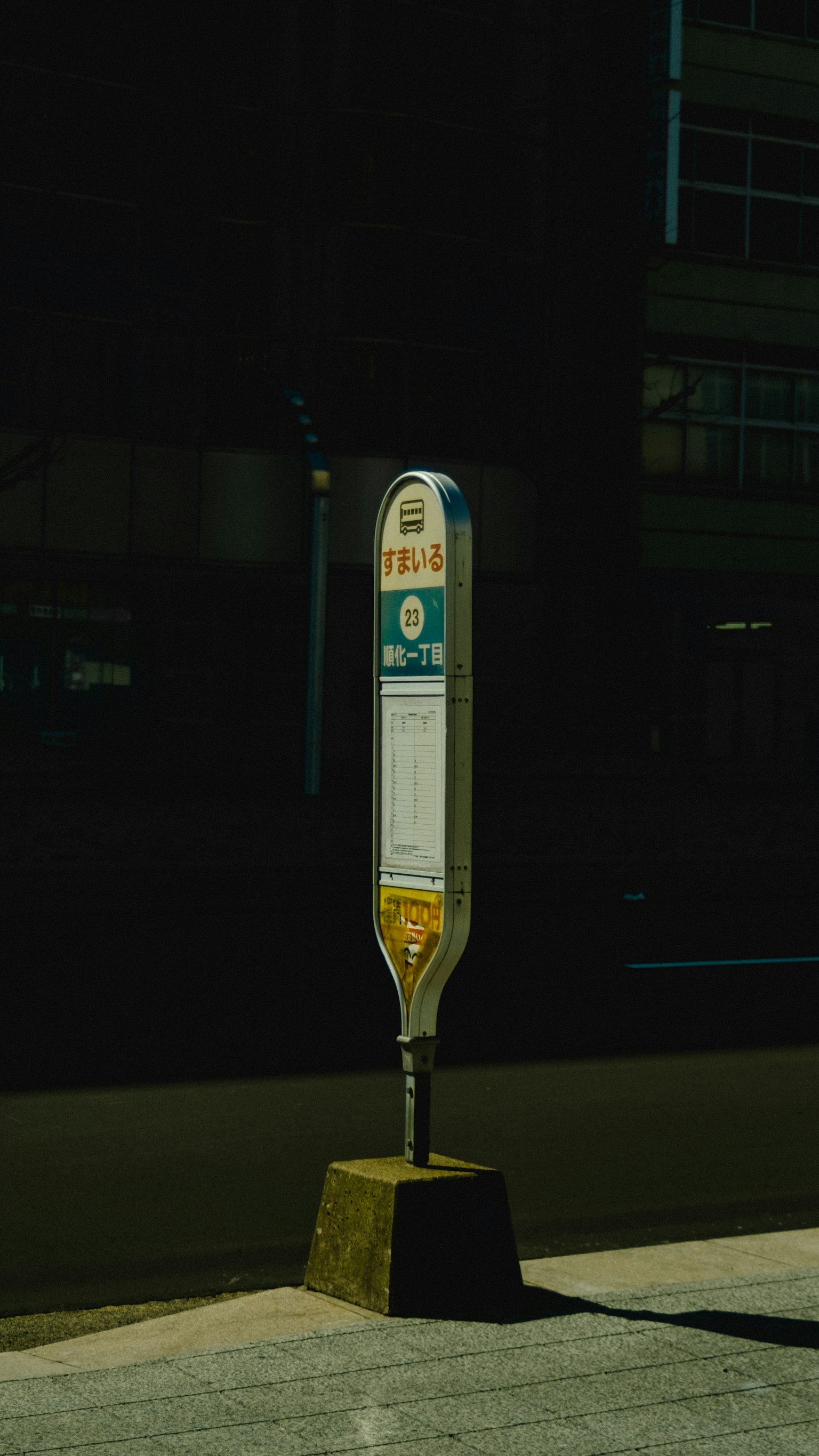Bushaltestelle-Schild vor einem dunklen Hintergrund