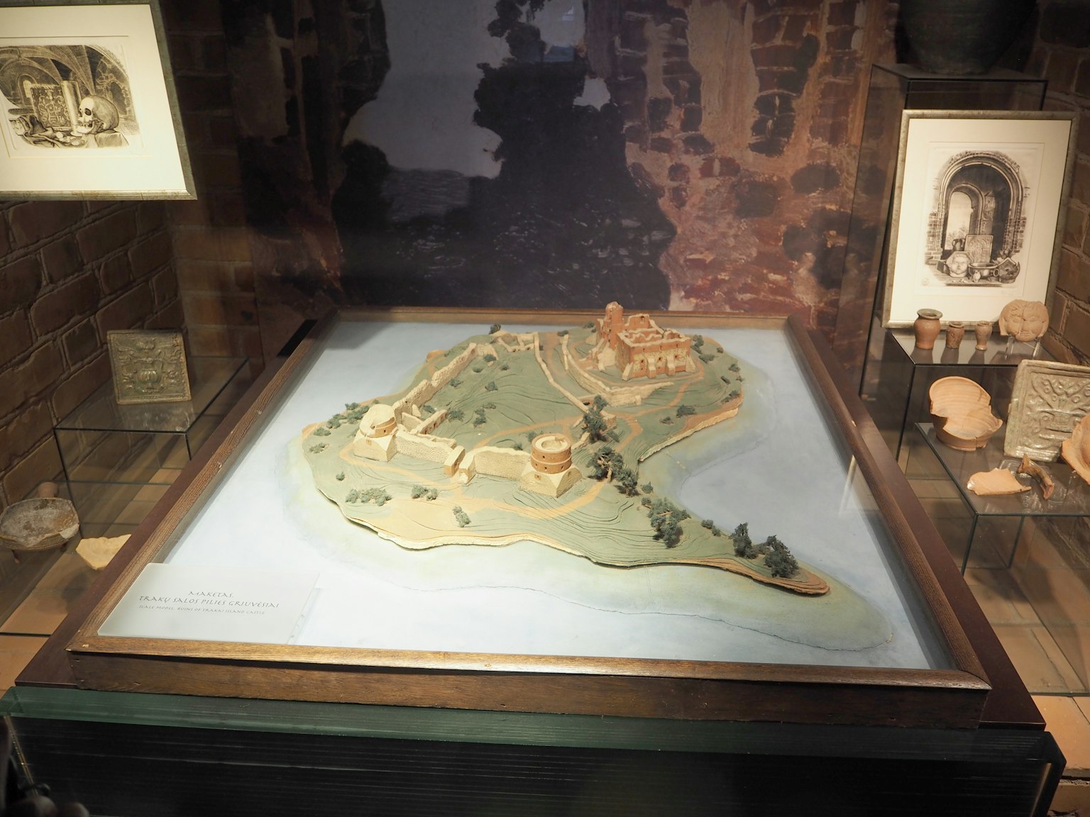 Modello di un'isola esposto in un museo con reperti storici