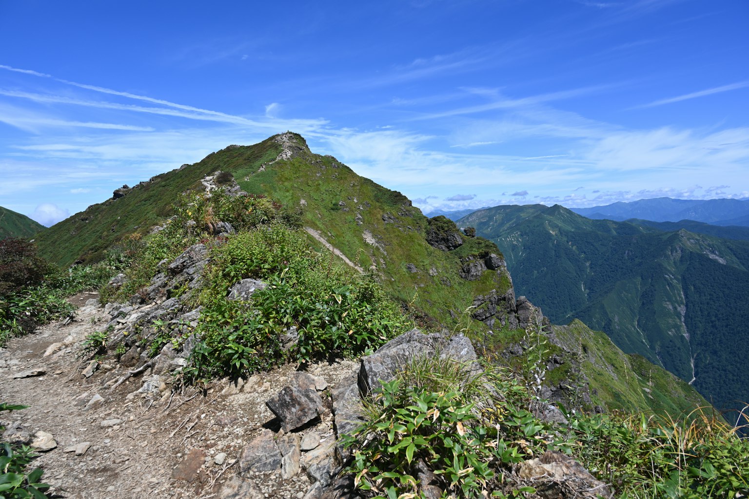 Puncak gunung yang indah dengan vegetasi subur dan langit biru