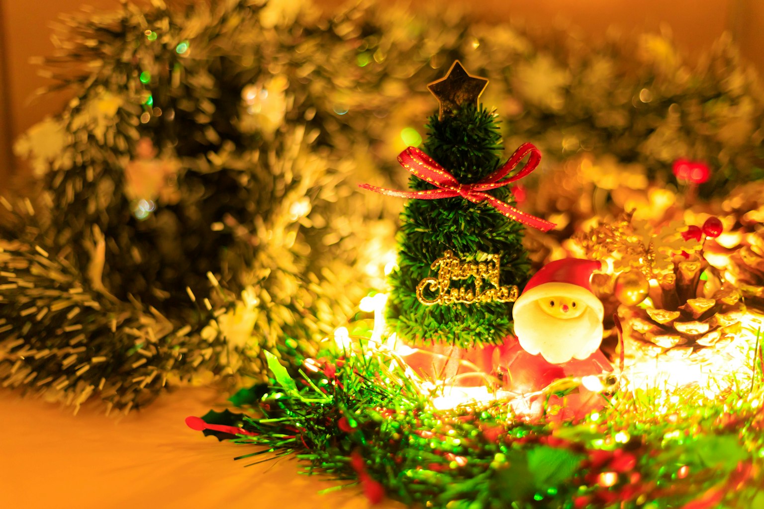 Một cảnh trang trí với đồ trang trí cây thông Noel và quả thông