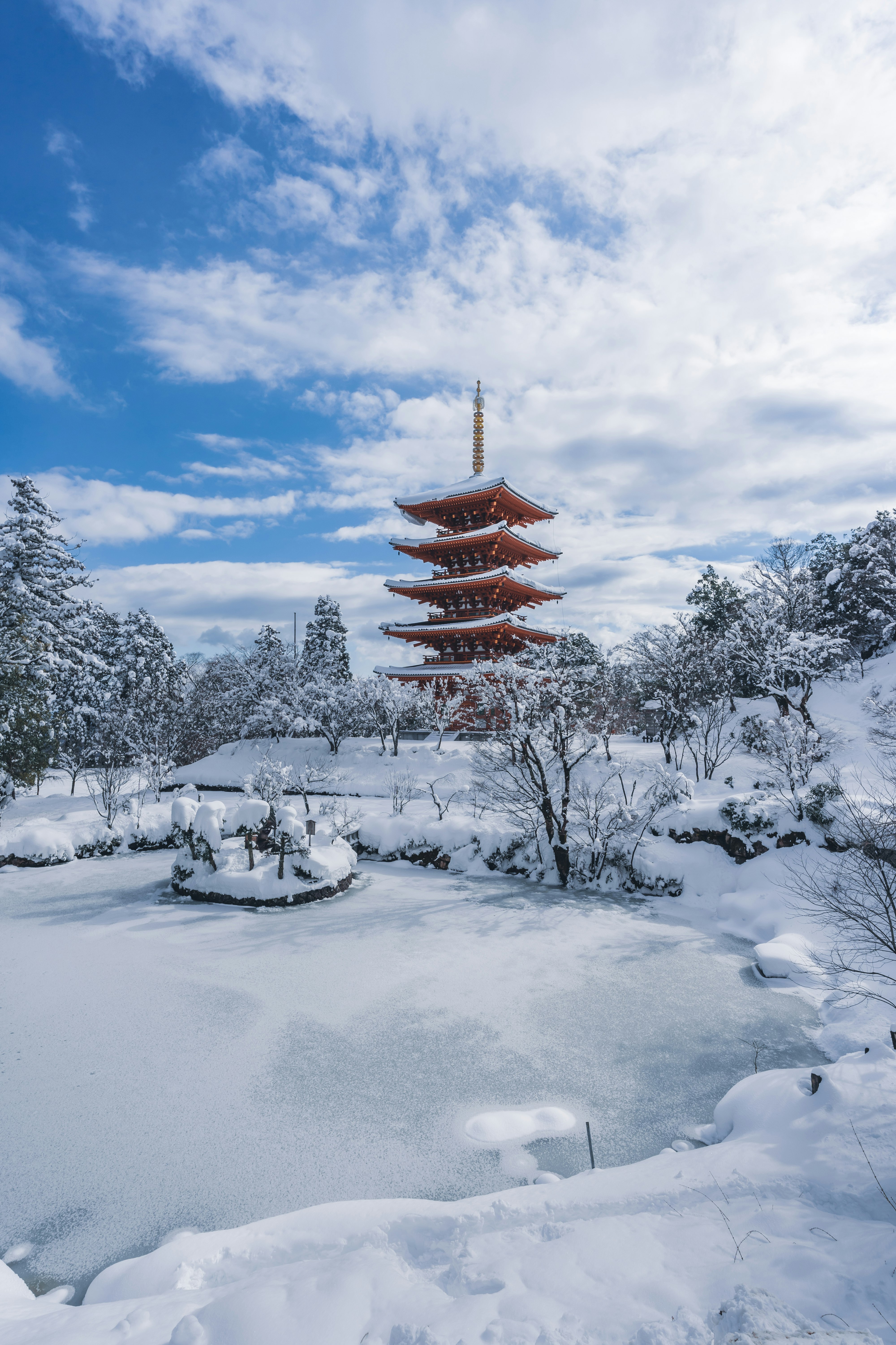Paysage d’hiver à Seian-ji, glace sur l’étang et pagode