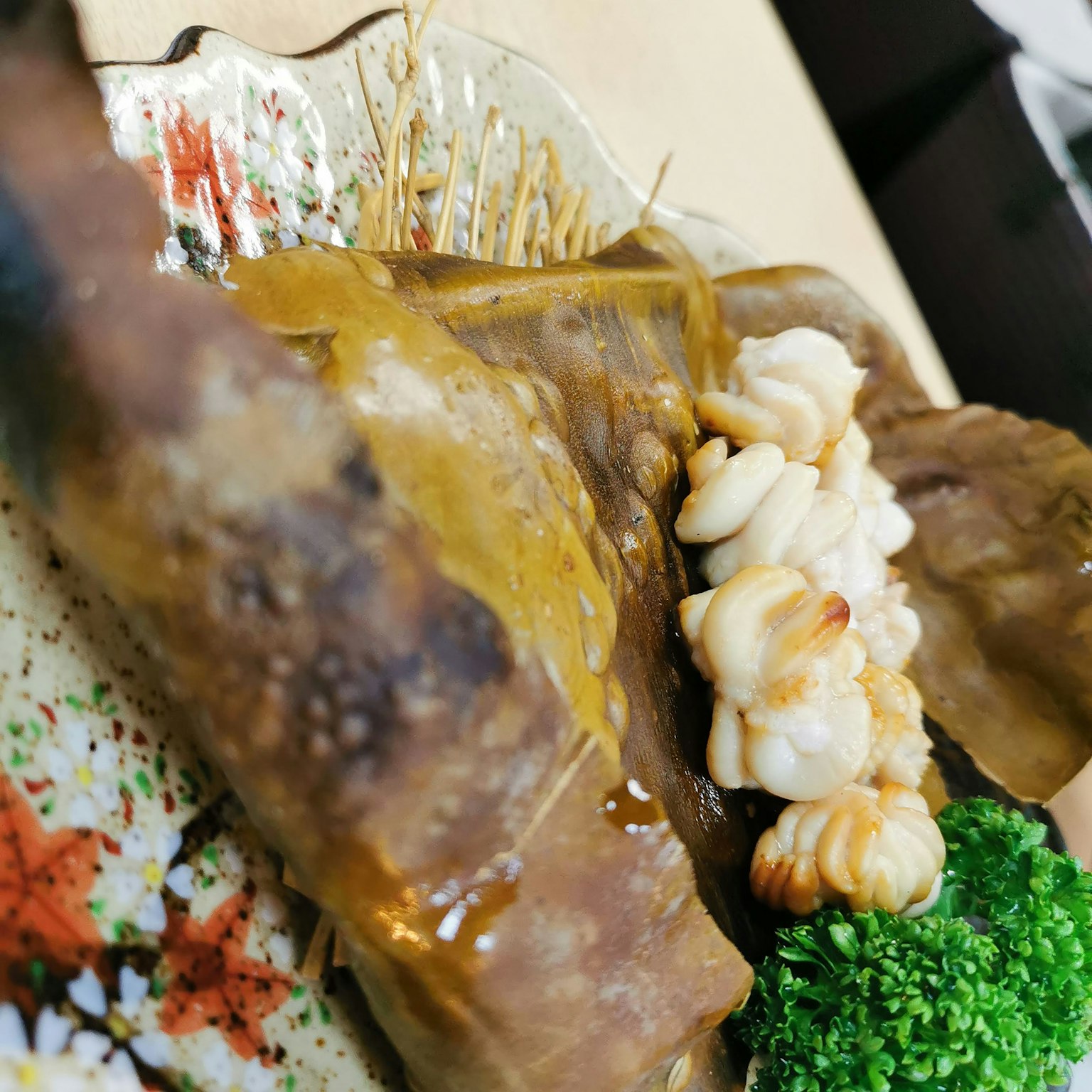 Plat de fruits de mer joliment présenté sur une assiette décorative