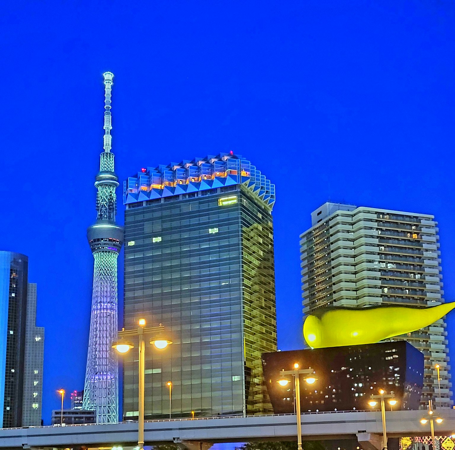 东京晴空塔和朝日啤酒塔的夜景