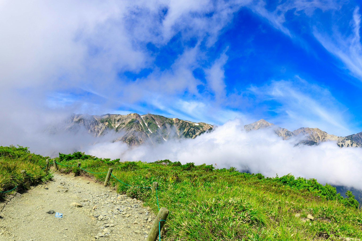 山地风景蓝天和云绿色草地和小路