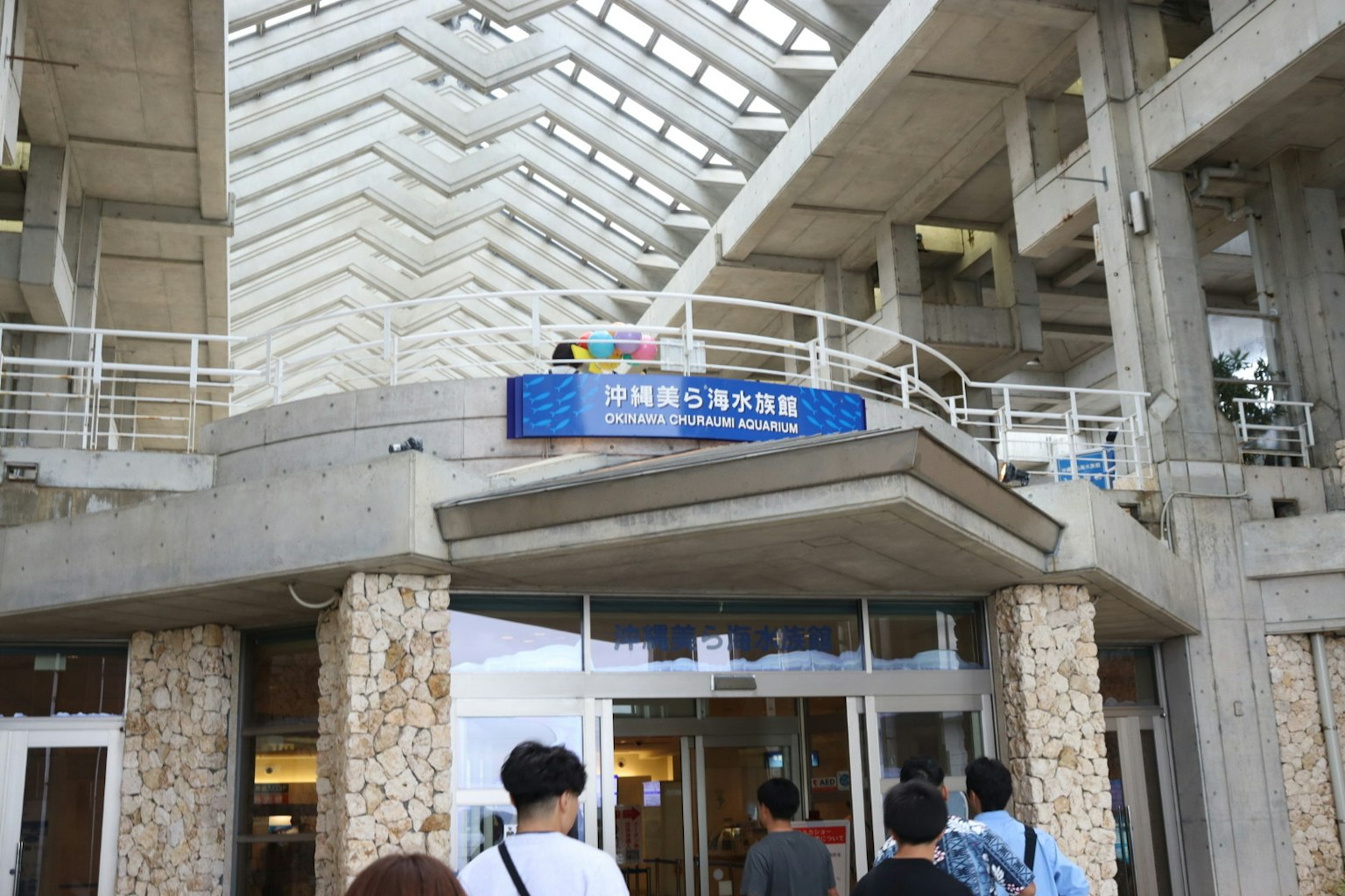 人們聚集在現代建築的入口