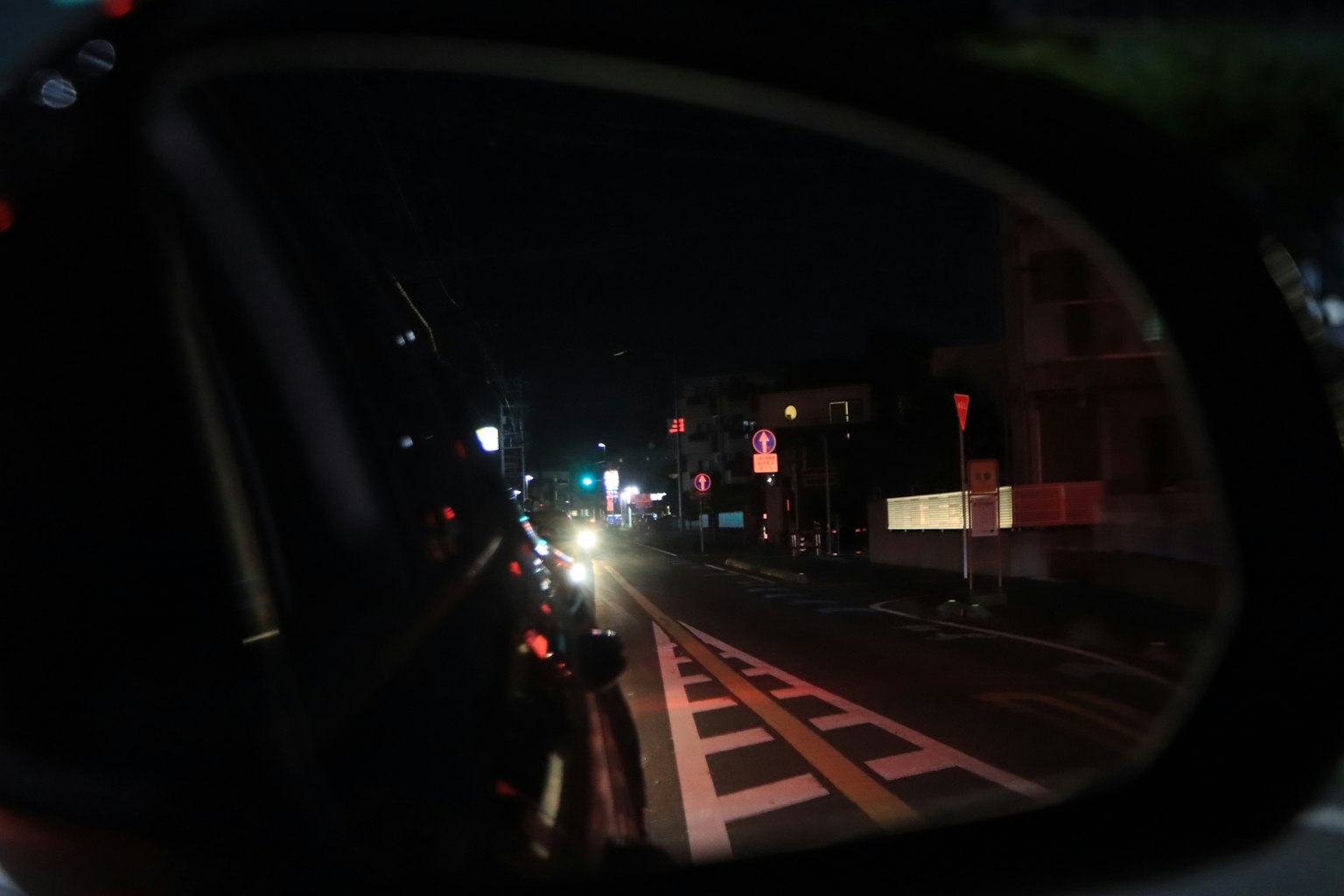 자동차 사이드 미러에 비친 야경과 신호등