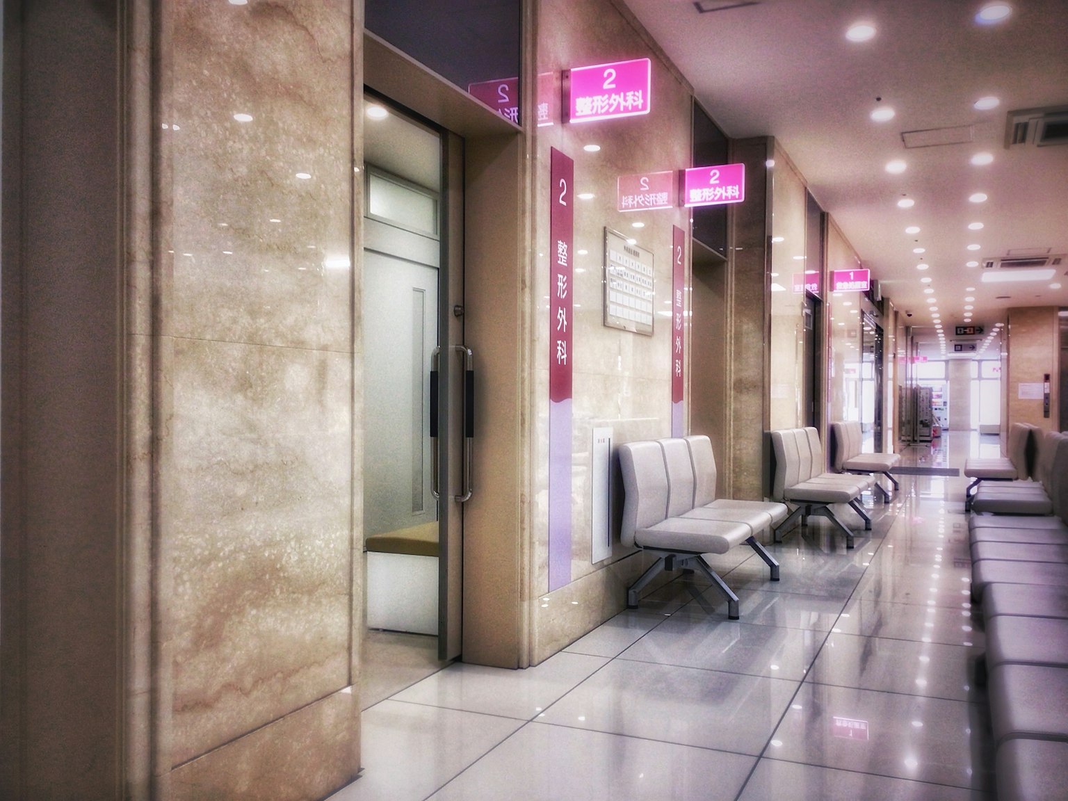 Lobby moderno con posti a sedere davanti a un ascensore e illuminazione brillante