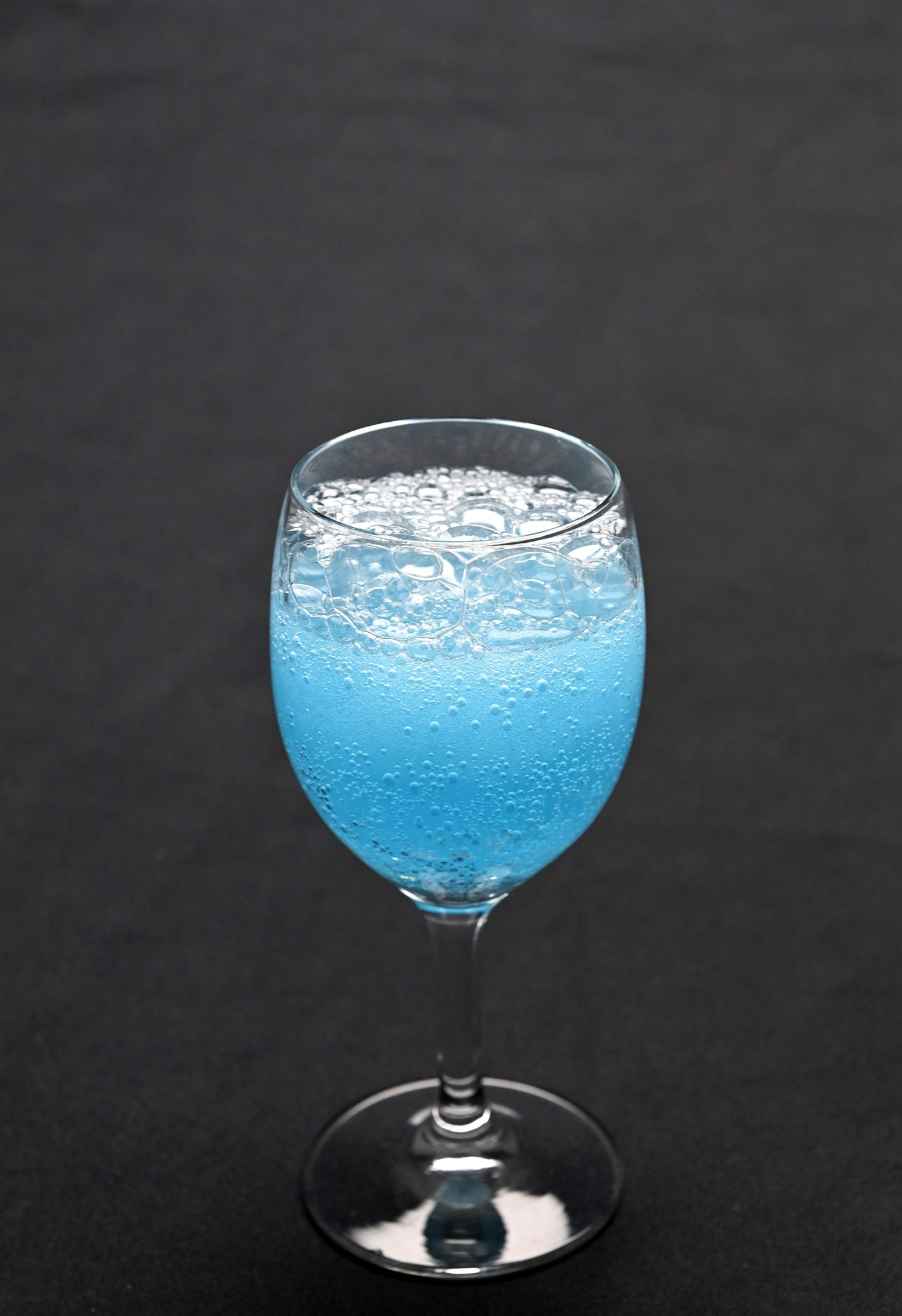 Immagine di un bicchiere pieno di bevanda gassata blu
