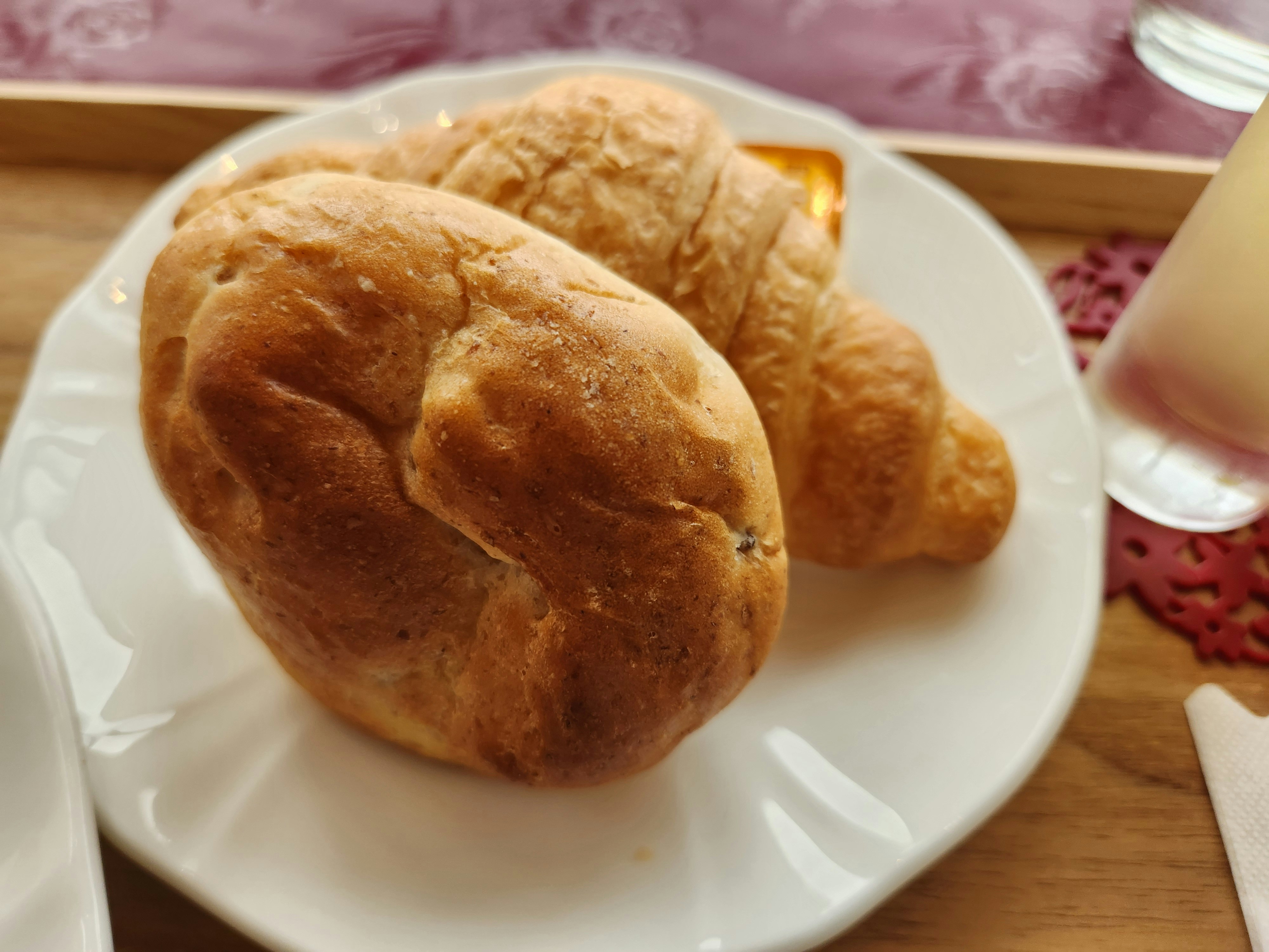 木のテーブル上のパン盛り合わせ