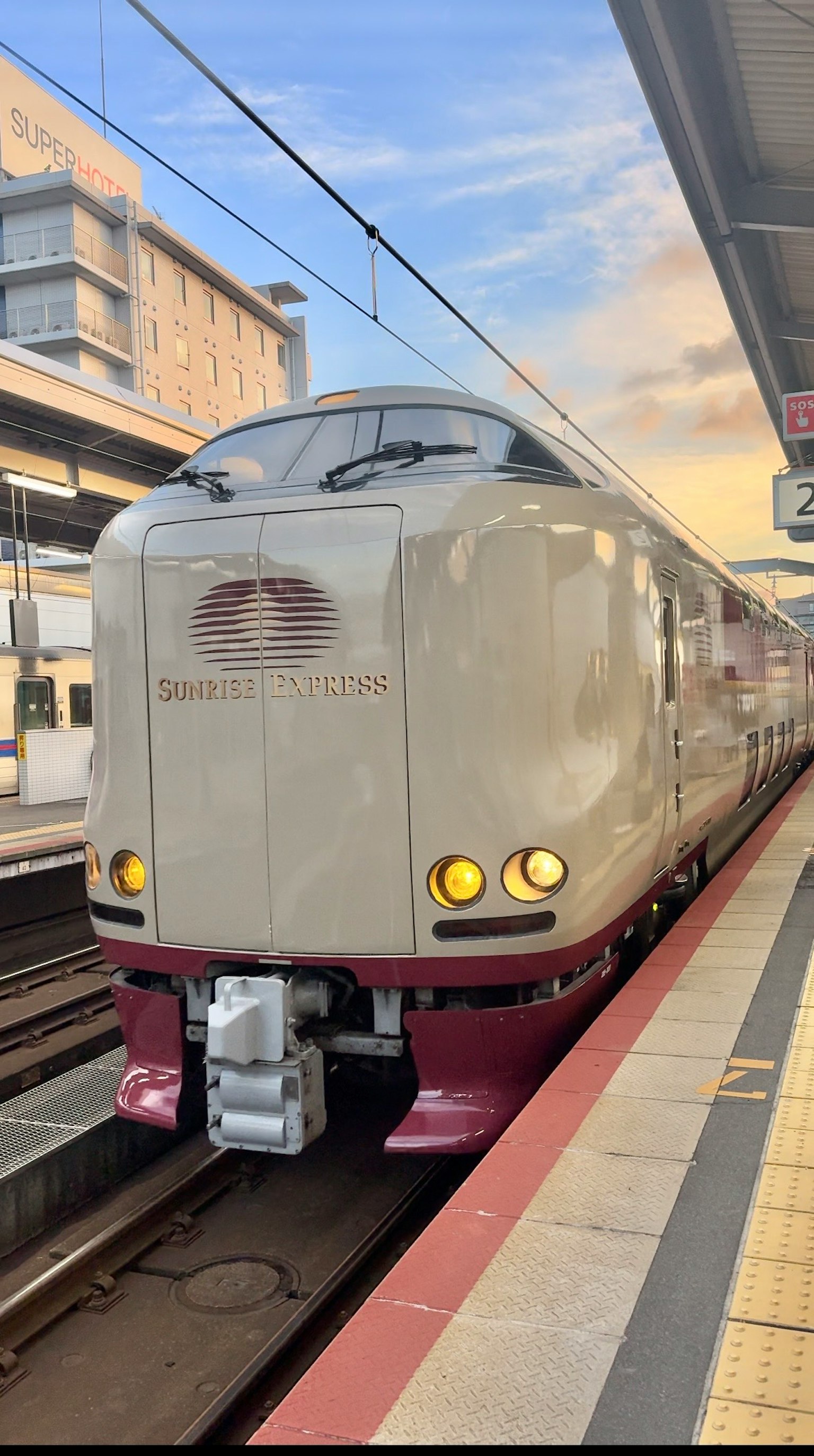 Schnellzug am Bahnhof mit detaillierter Front und Abendhimmel