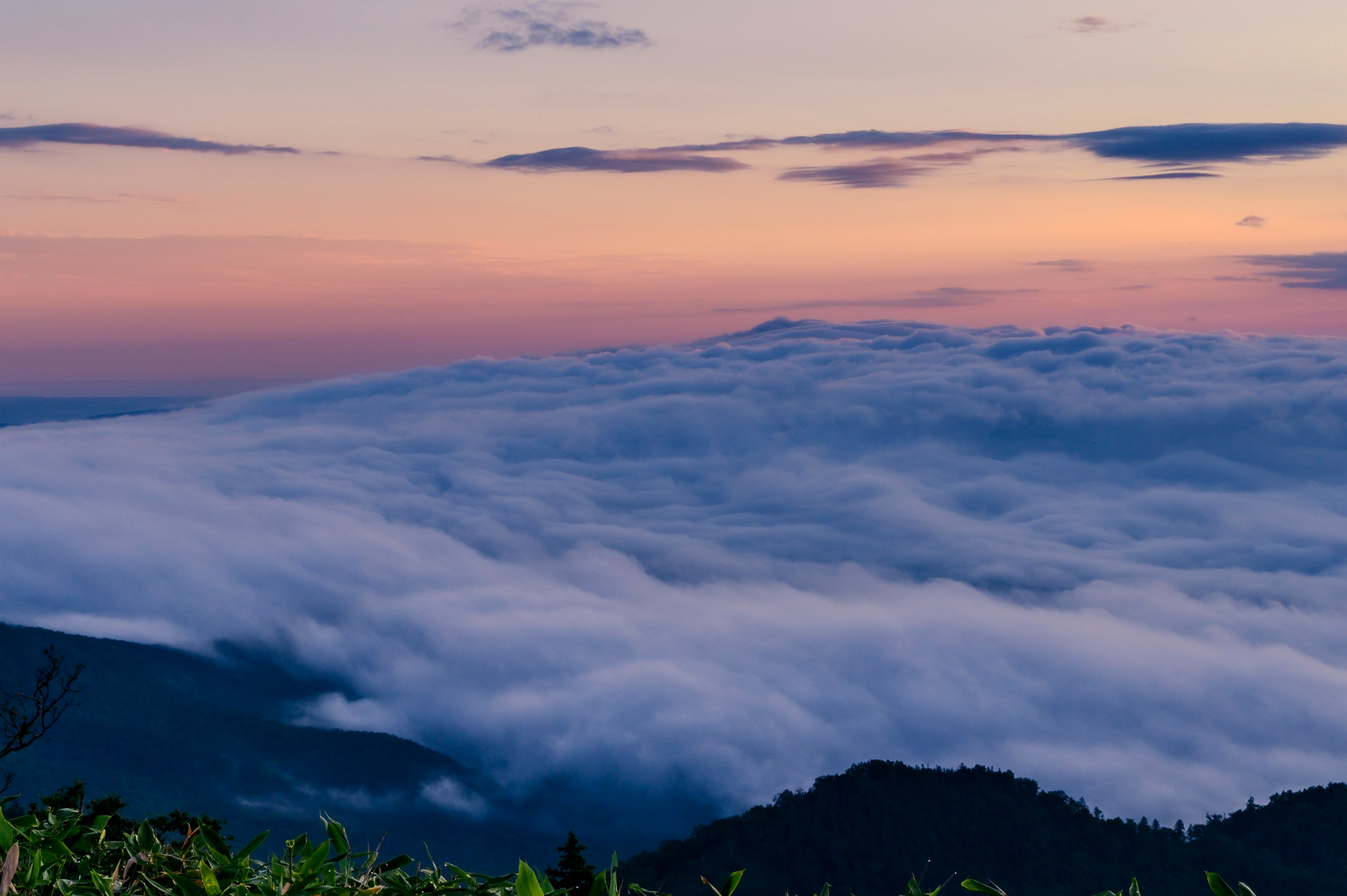 雲海に浮かぶ山並みの夕景
