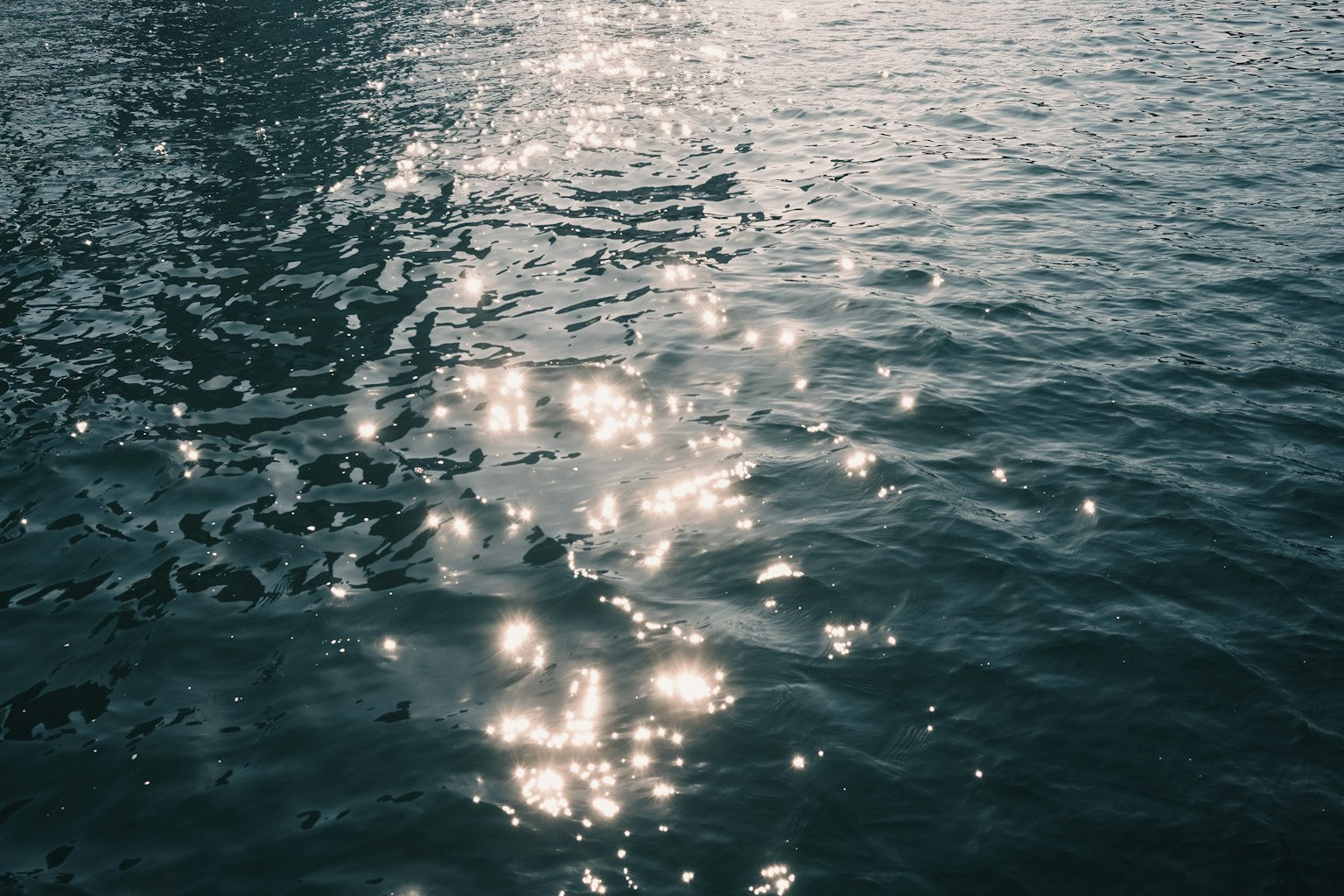 Reflejos brillantes en la superficie del agua con suaves ondulaciones