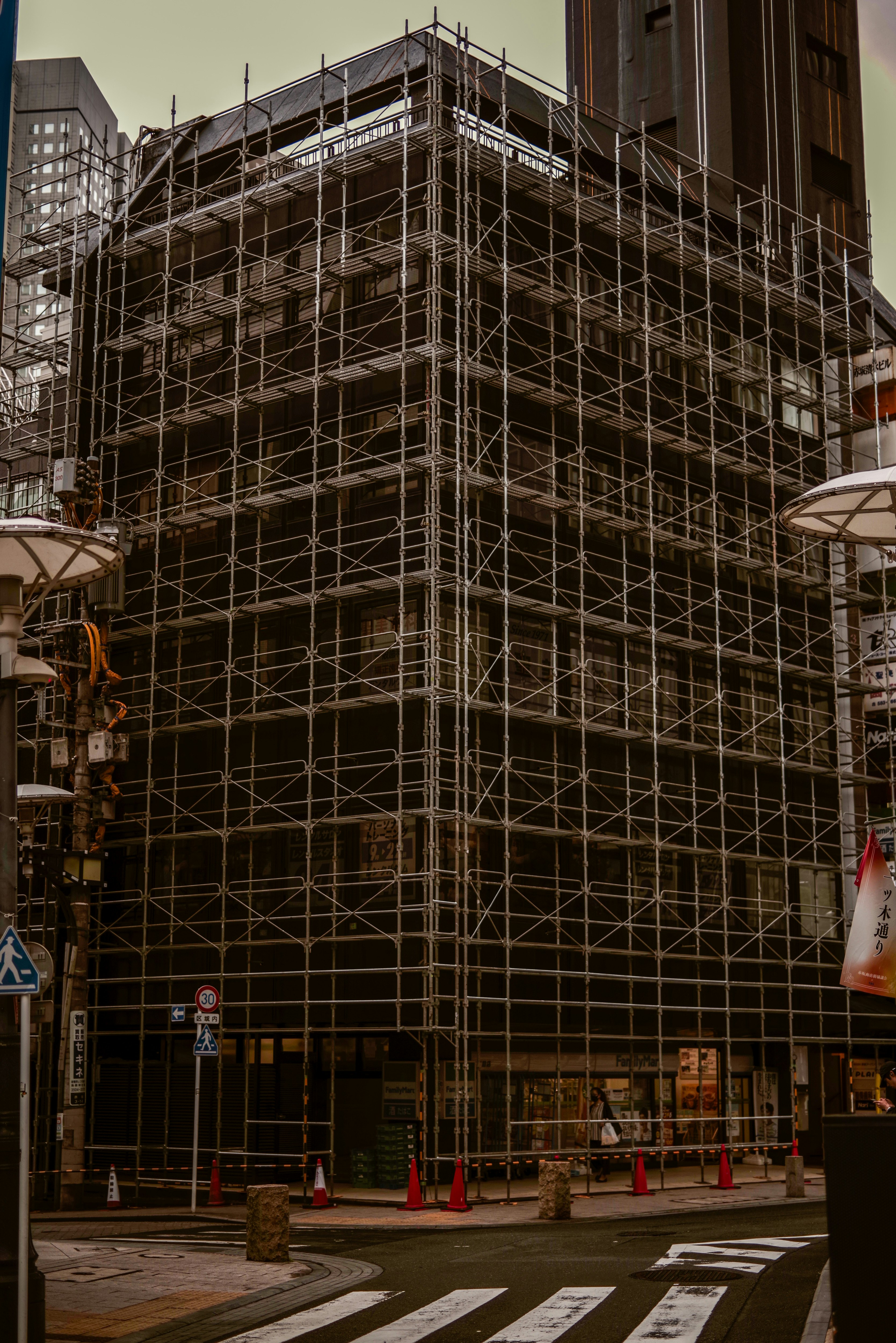赤坂一栋楼周围的大规模翻修脚手架